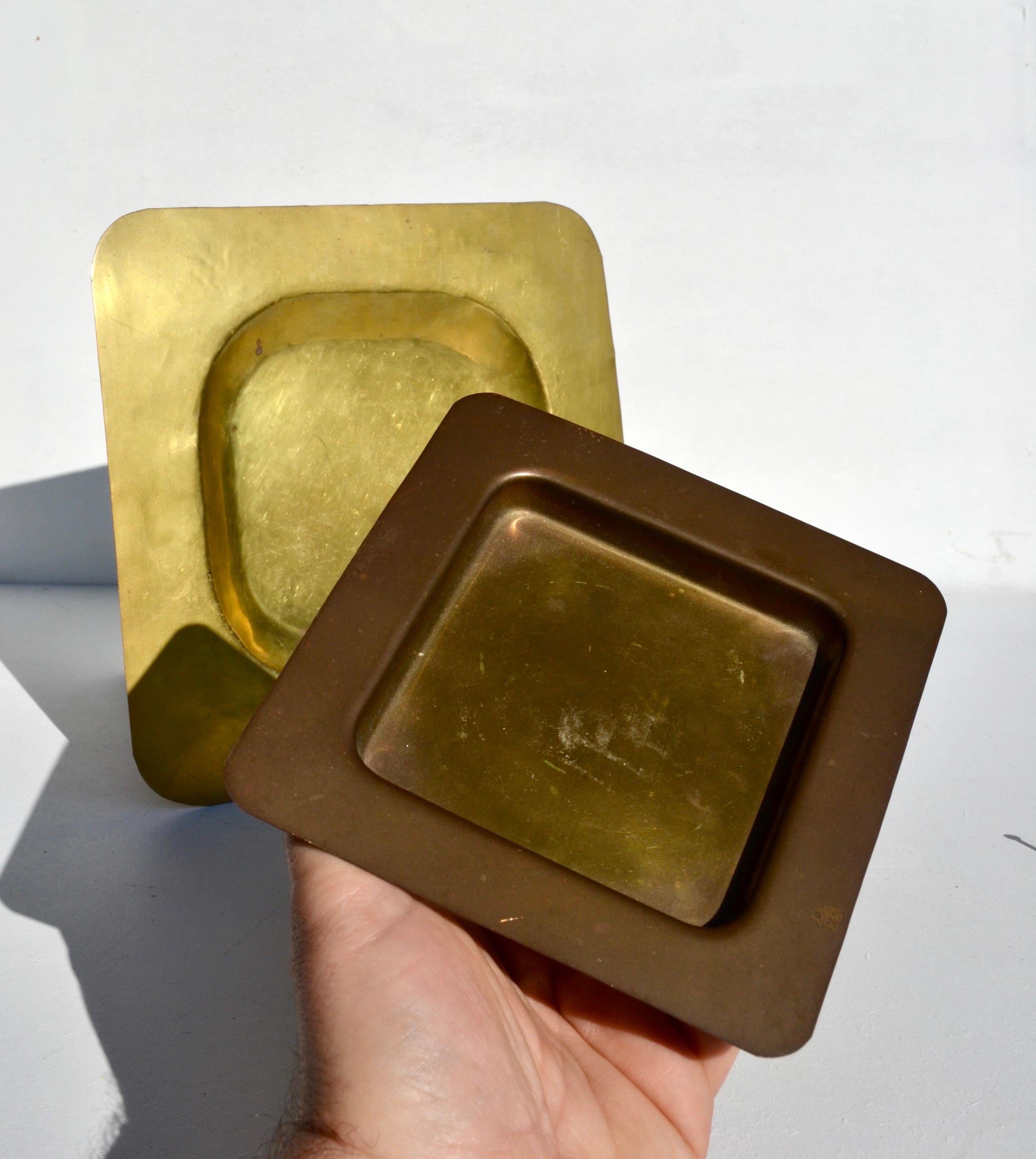 Pair of Embossed Brass Trays — French Dinanderie, 1970s In Good Condition For Sale In SOTTEVILLE-LÈS-ROUEN, FR