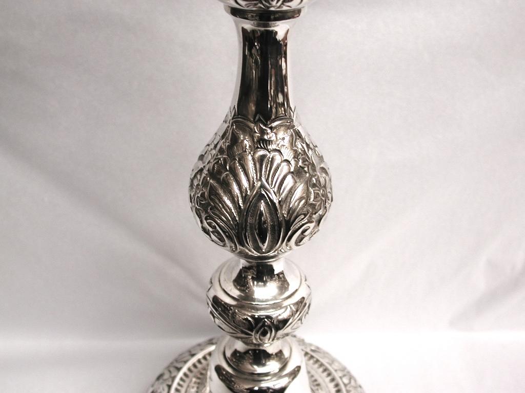 Rococo Revival Pair of Embossed Silver Candlesticks, 1902, London Assay, Salkind & Koshr