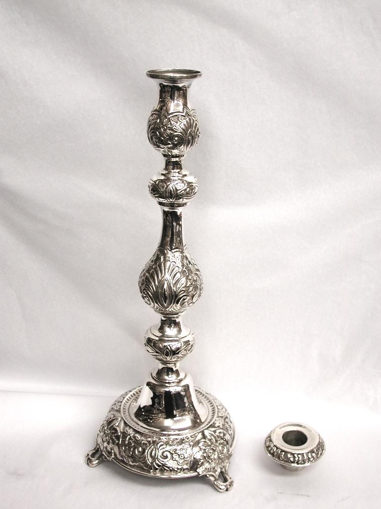 Early 20th Century Pair of Embossed Silver Candlesticks, 1902, London Assay, Salkind & Koshr