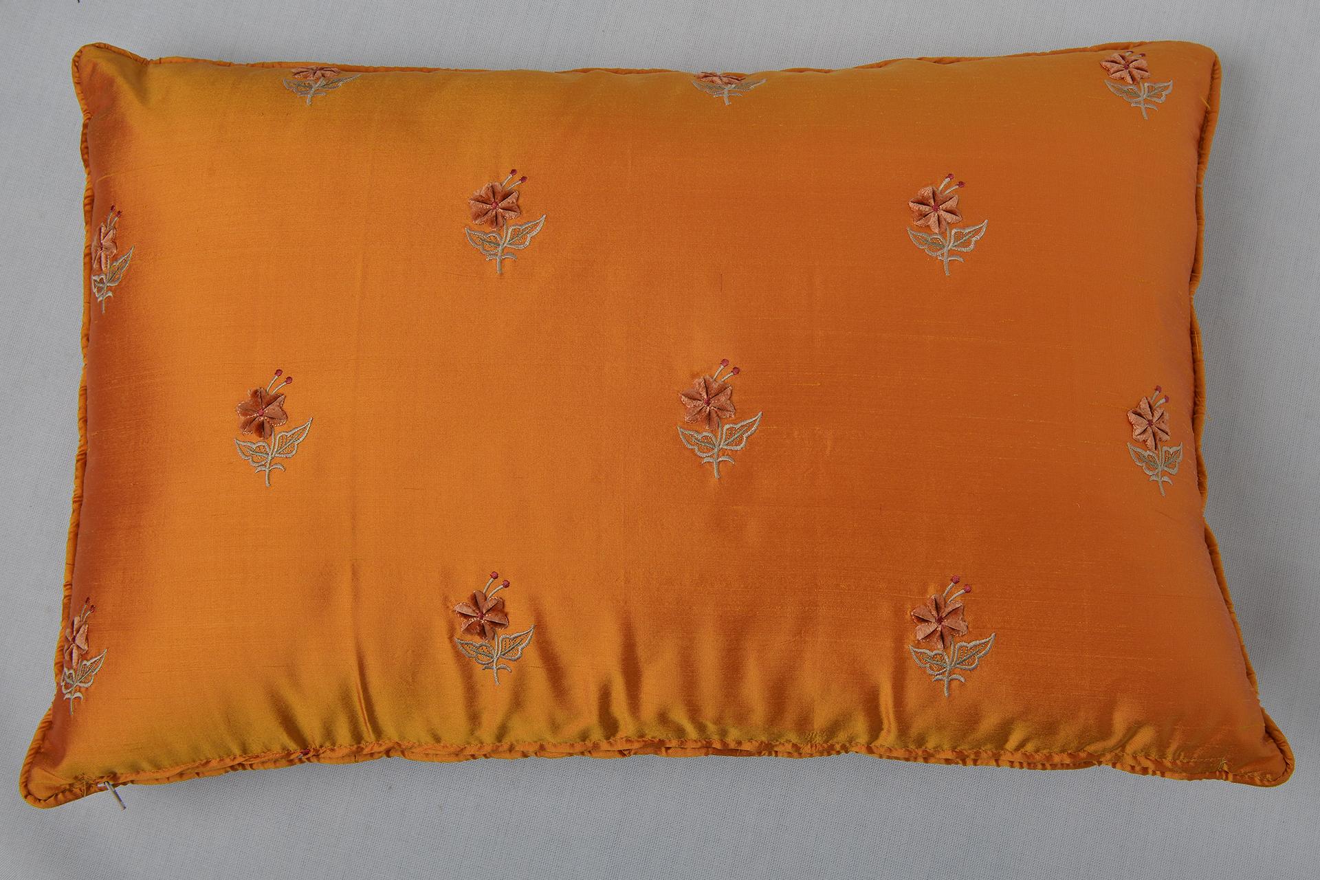 Pair of Embroidered Silk  Pillows In Excellent Condition For Sale In Alessandria, Piemonte