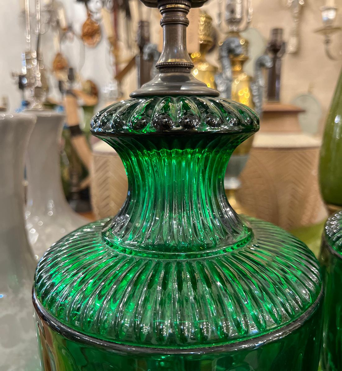 Paire de lampes de table en forme d'urne en verre moulé vert avec des bases en bronze patiné, datant des années 1940.

Mesures :
Hauteur du corps : 18