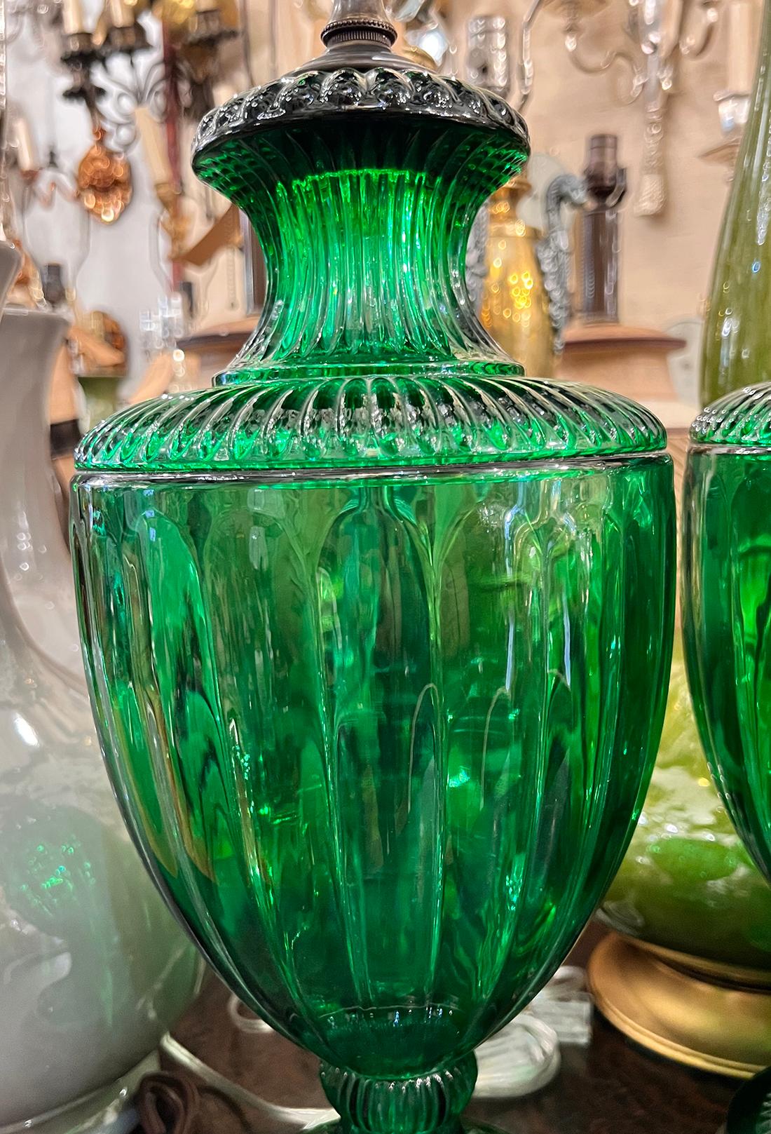 Français Paire de lampes en verre vert émeraude en vente