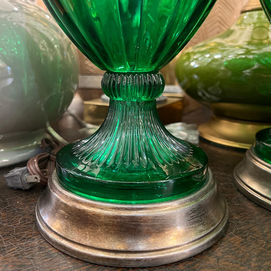 Milieu du XXe siècle Paire de lampes en verre vert émeraude en vente