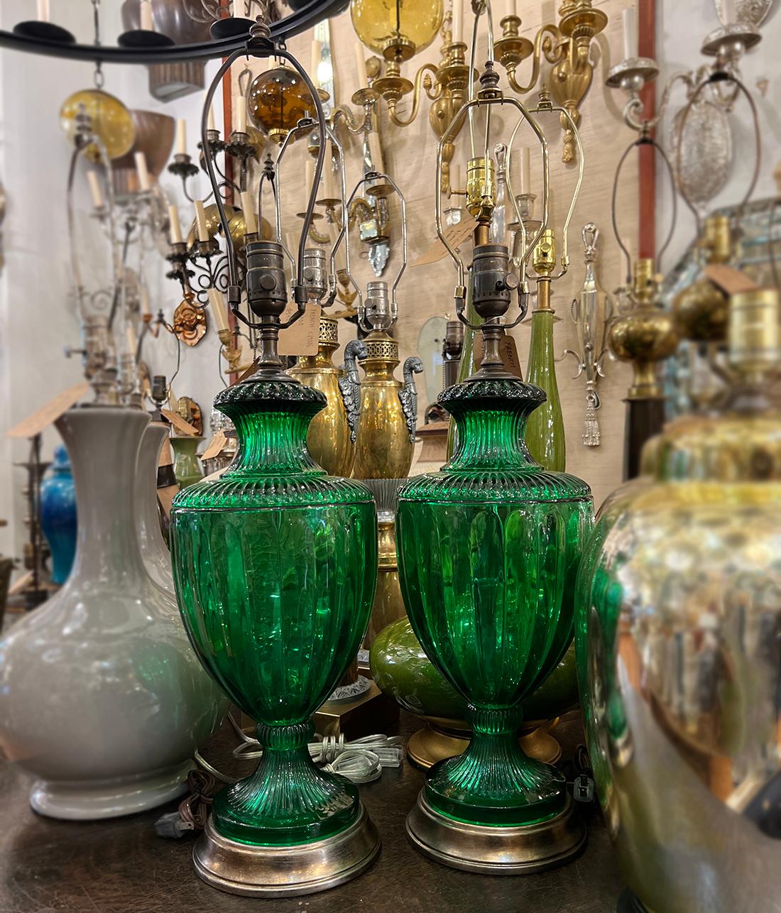 Verre Paire de lampes en verre vert émeraude en vente