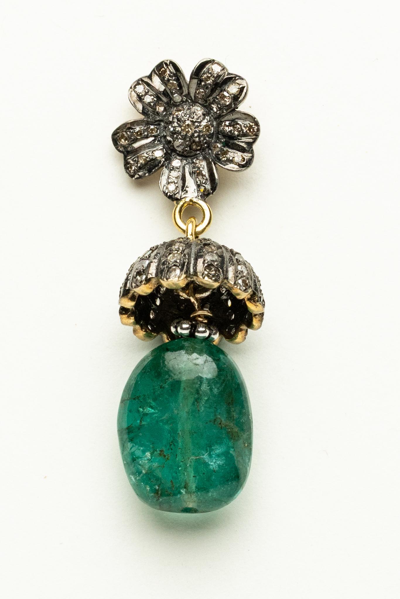 Ein Paar zierliche Kronleuchter-Ohrringe mit einem Blumenmotiv an der Stange, besetzt mit Diamanten im Brillantschliff und mit einem 