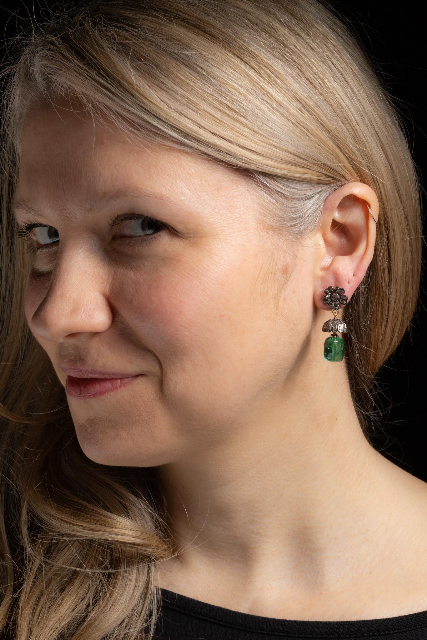 Paar Smaragd- und Diamantblumen-Kronleuchter-Ohrringe (Gewalkt) im Angebot