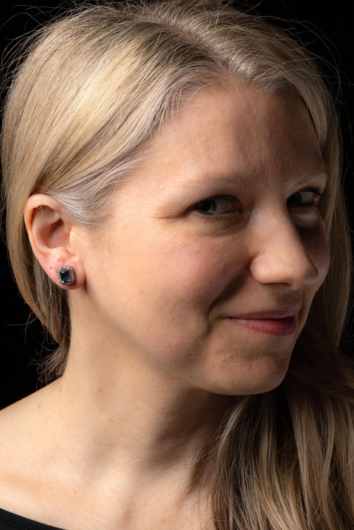 Par de pendientes de topacio azul de Londres talla esmeralda y diamantes en Excelente estado para la venta en Nantucket, MA