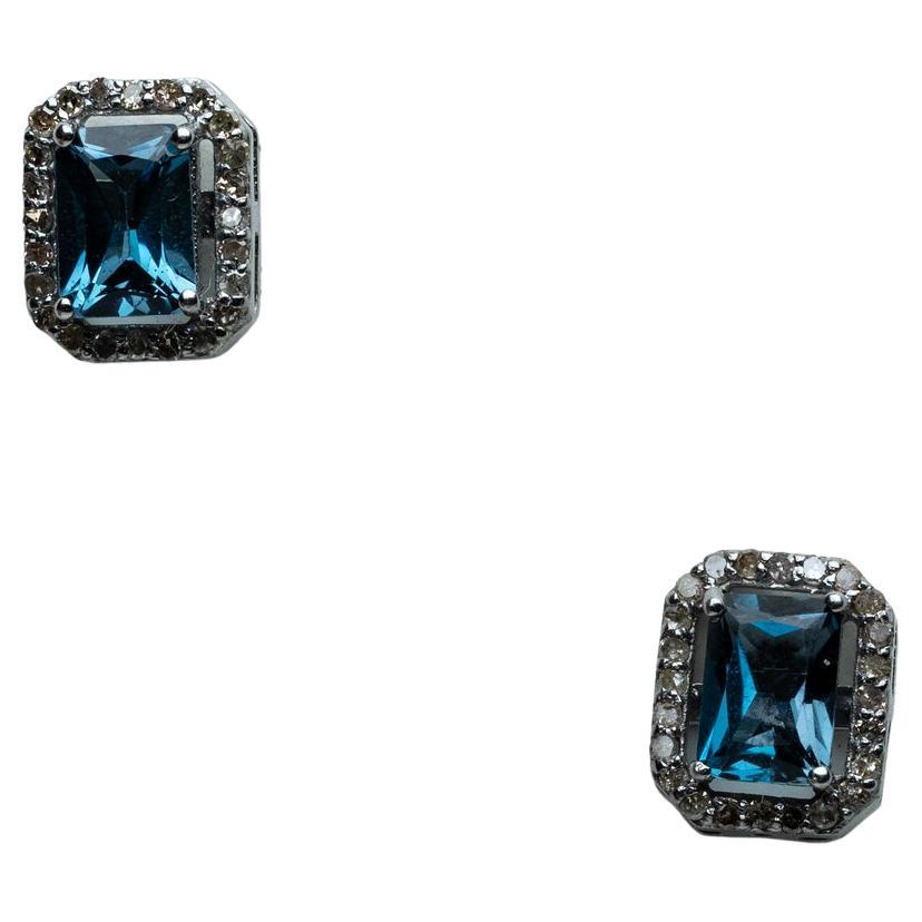 Par de pendientes de topacio azul de Londres talla esmeralda y diamantes en venta