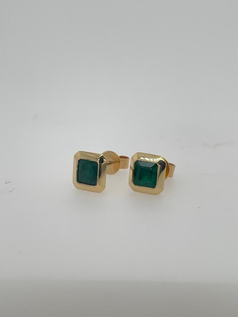 Artisan Pair of emerald earrings/ studs 18k gold studs bezel set  For Sale