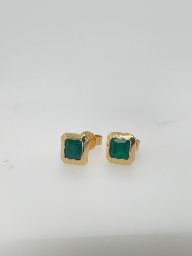 Women's or Men's Pair of emerald earrings/ studs 18k gold studs bezel set  For Sale