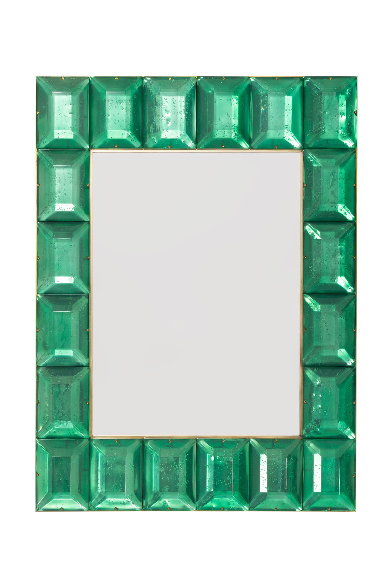 Pair of emerald green diamond Murano glass mirror.
Customizable faceted Murano glass mirror in emerald green
Contemporary and customizable mirror with a faceted Murano glass frame, edged in brass and handcrafted by a team of artisans in Venice,