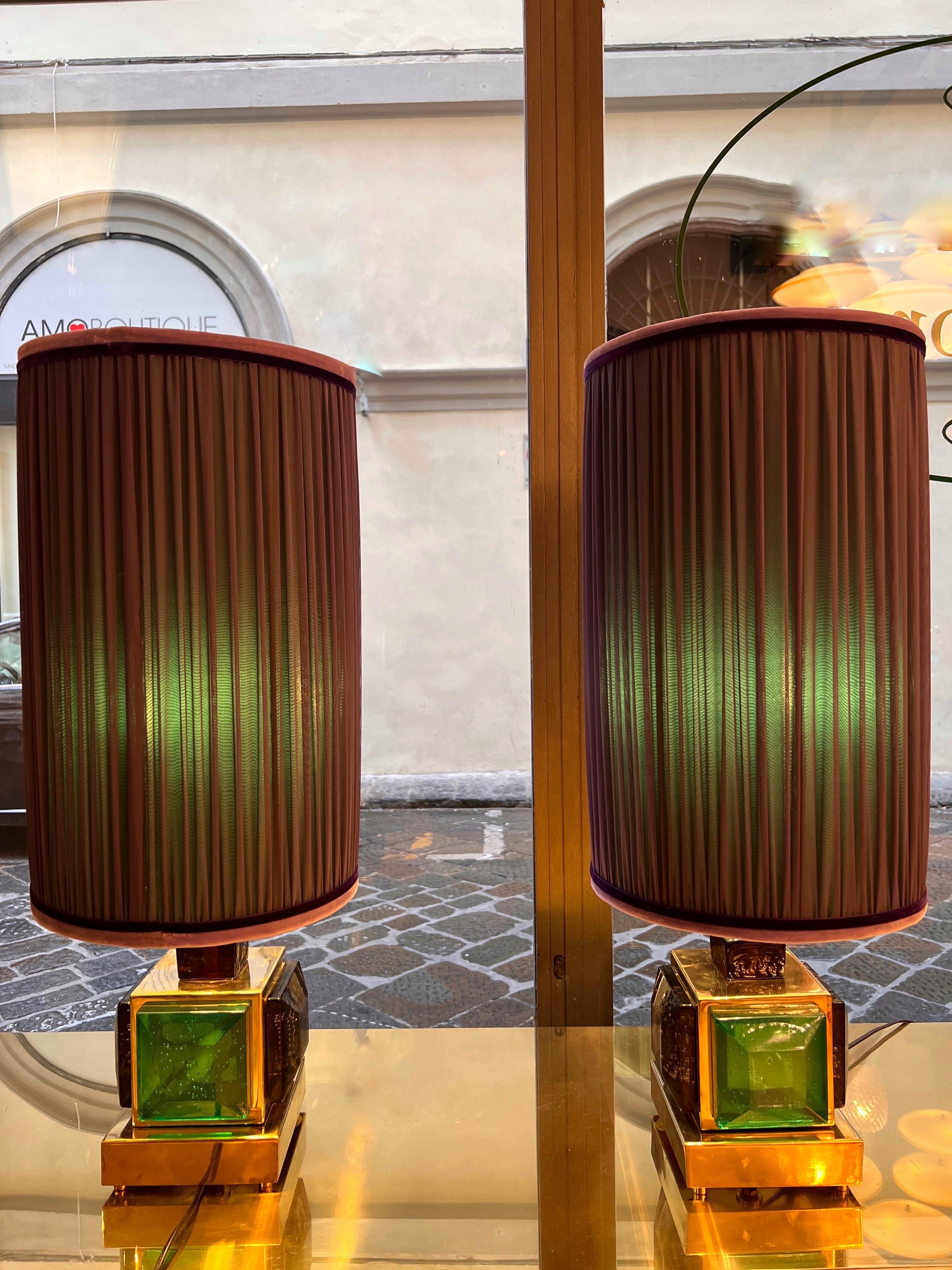 Moderno Coppia di lampade da tavolo in vetro di Murano verde smeraldo con i nostri paralumi cuciti a mano 1980 in vendita