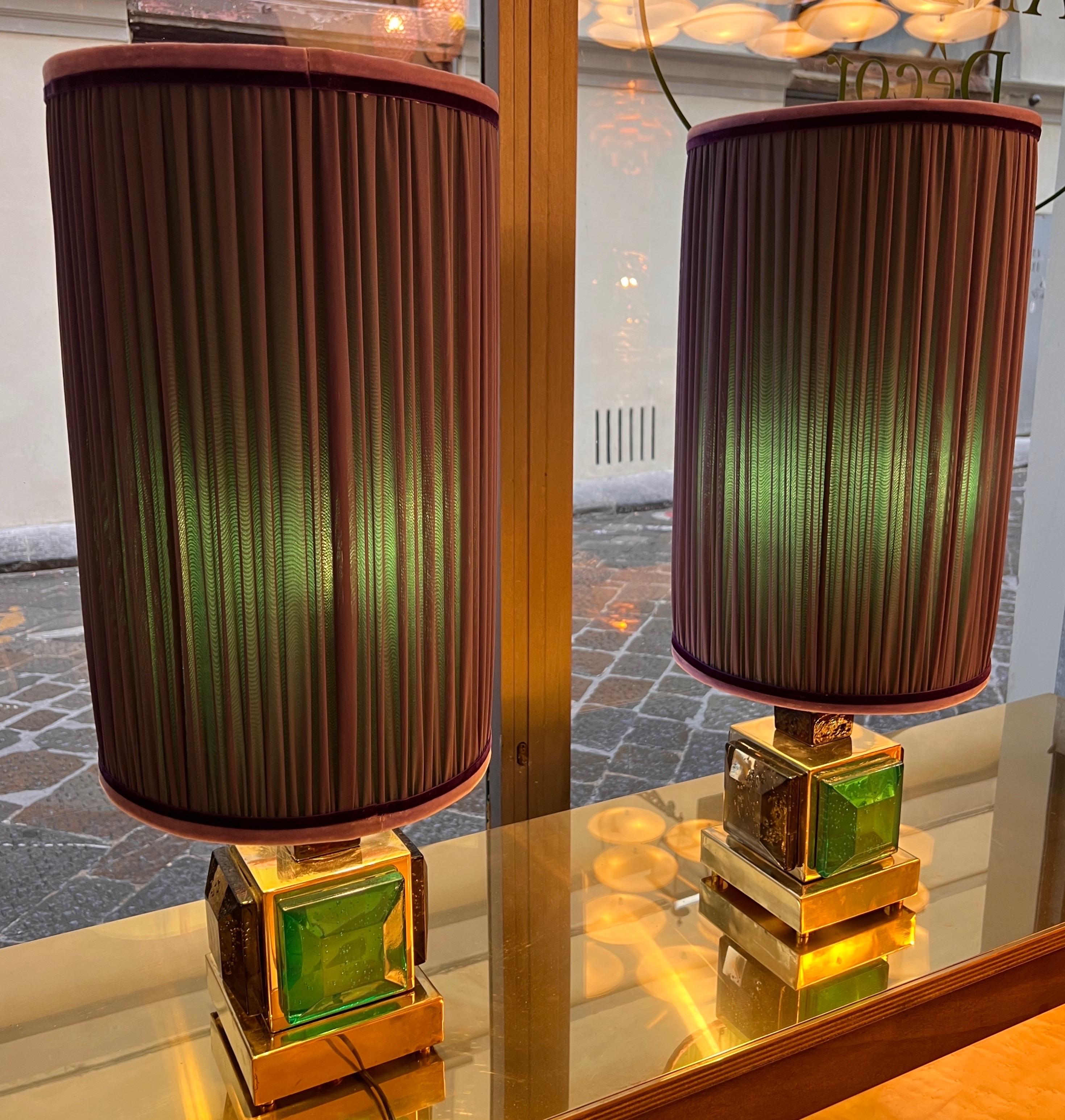 Italiano Coppia di lampade da tavolo in vetro di Murano verde smeraldo con i nostri paralumi cuciti a mano 1980 in vendita