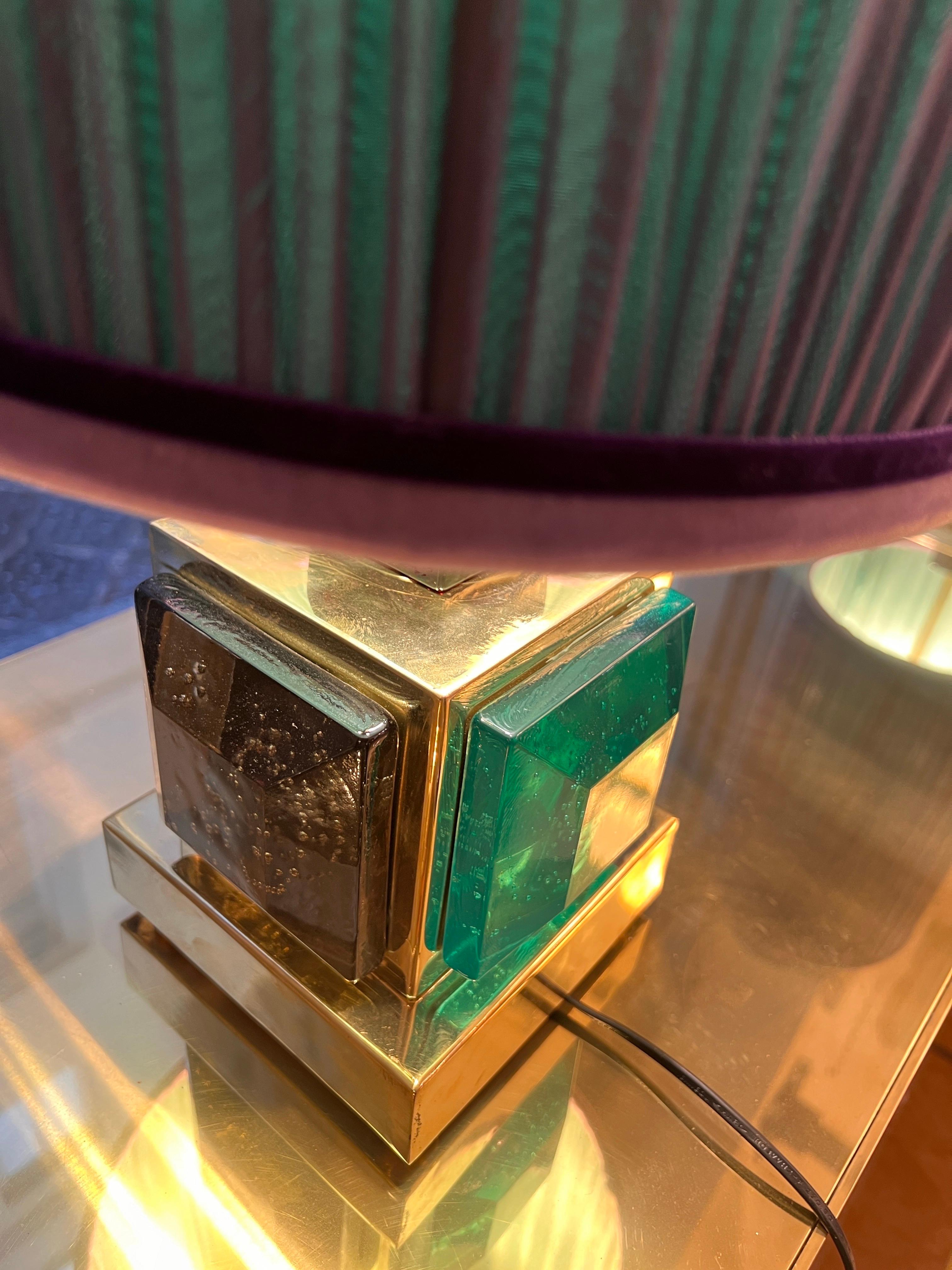 Fine XX secolo Coppia di lampade da tavolo in vetro di Murano verde smeraldo con i nostri paralumi cuciti a mano 1980 in vendita