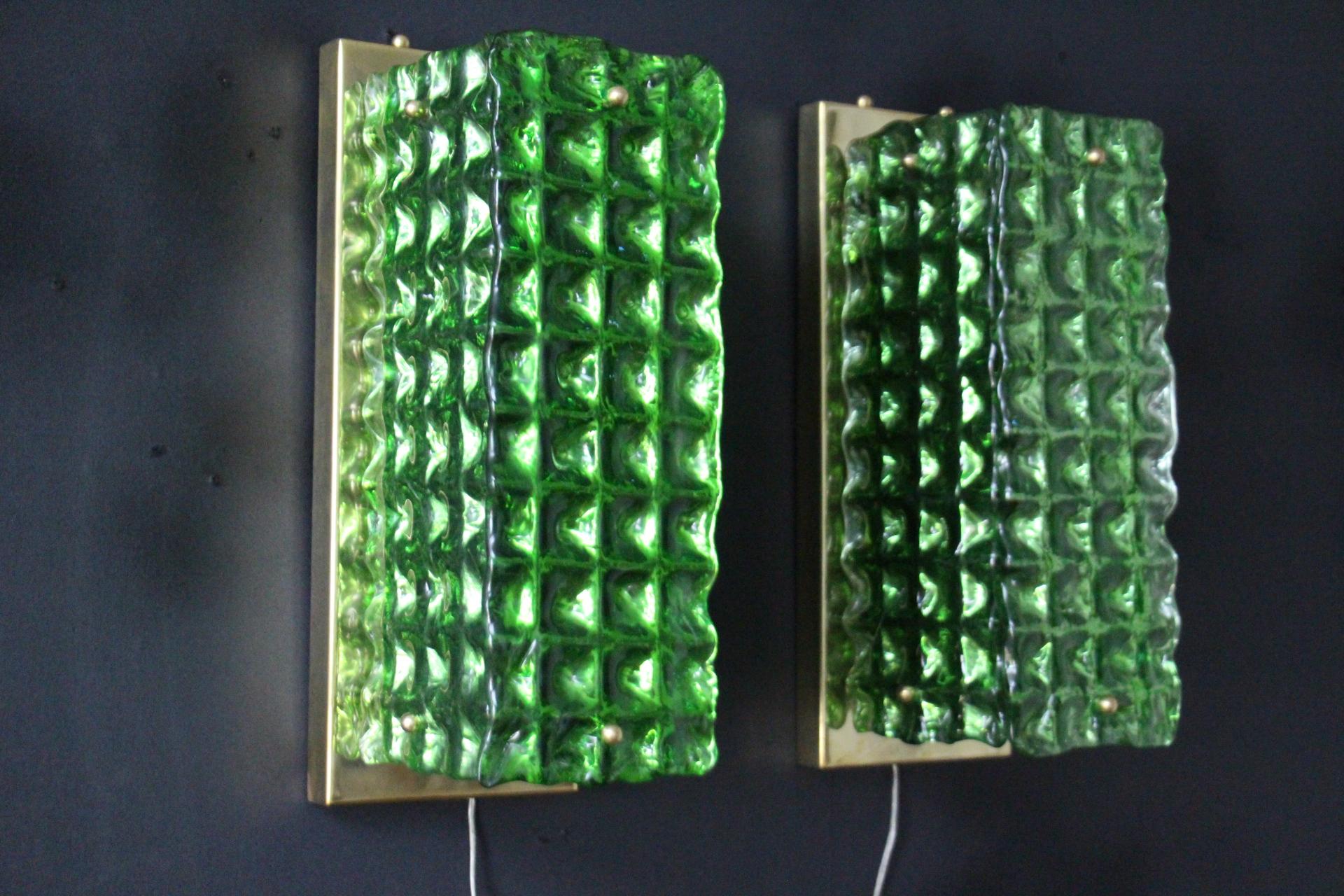 Mid-Century Modern Pair of Emerald Green Textured Murano Glass Wall Lights , Mazzega Style  For Sale