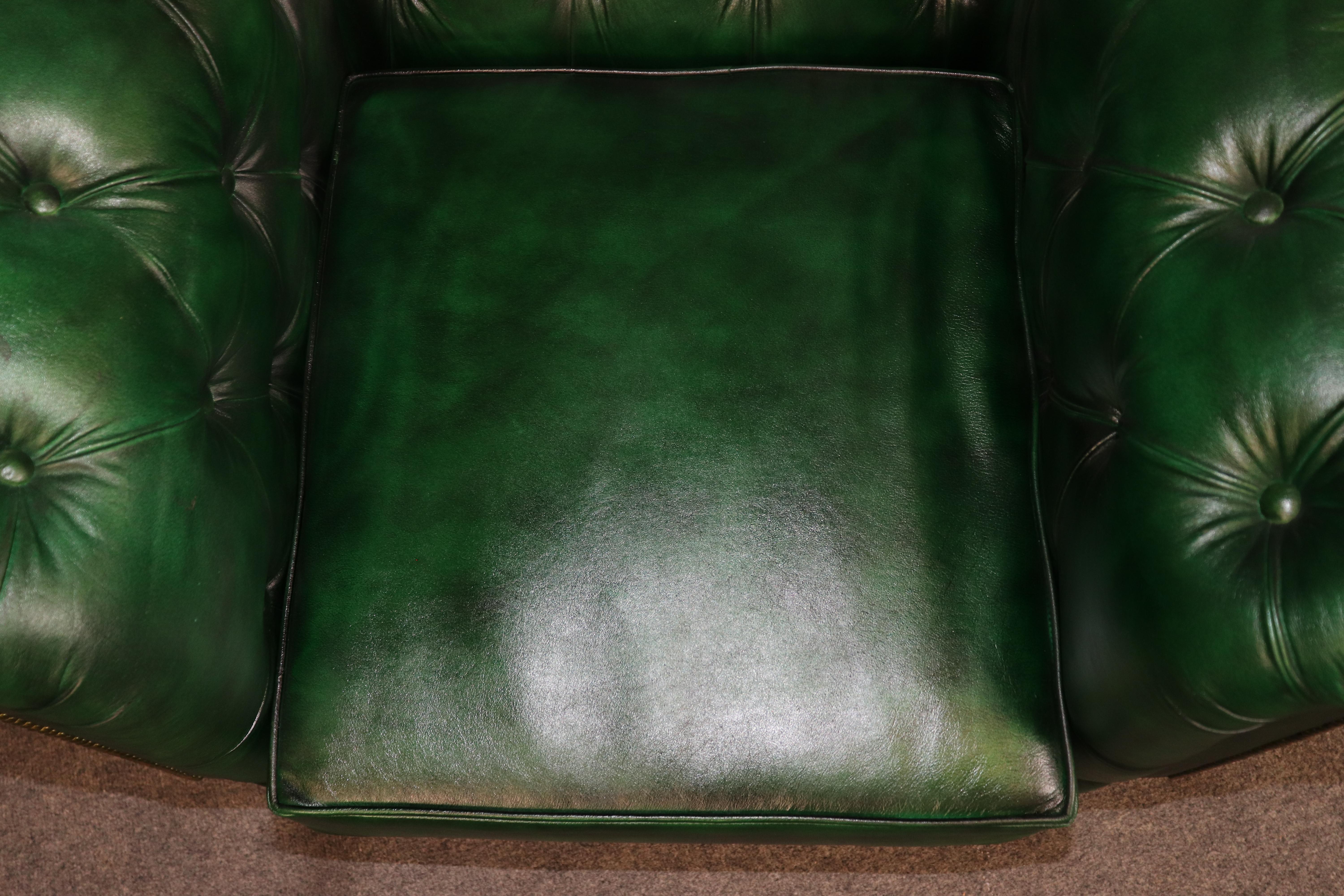 Coppia di poltrone Chesterfield tradizionali inglesi con inserti di colore verde smeraldo in vendita 4