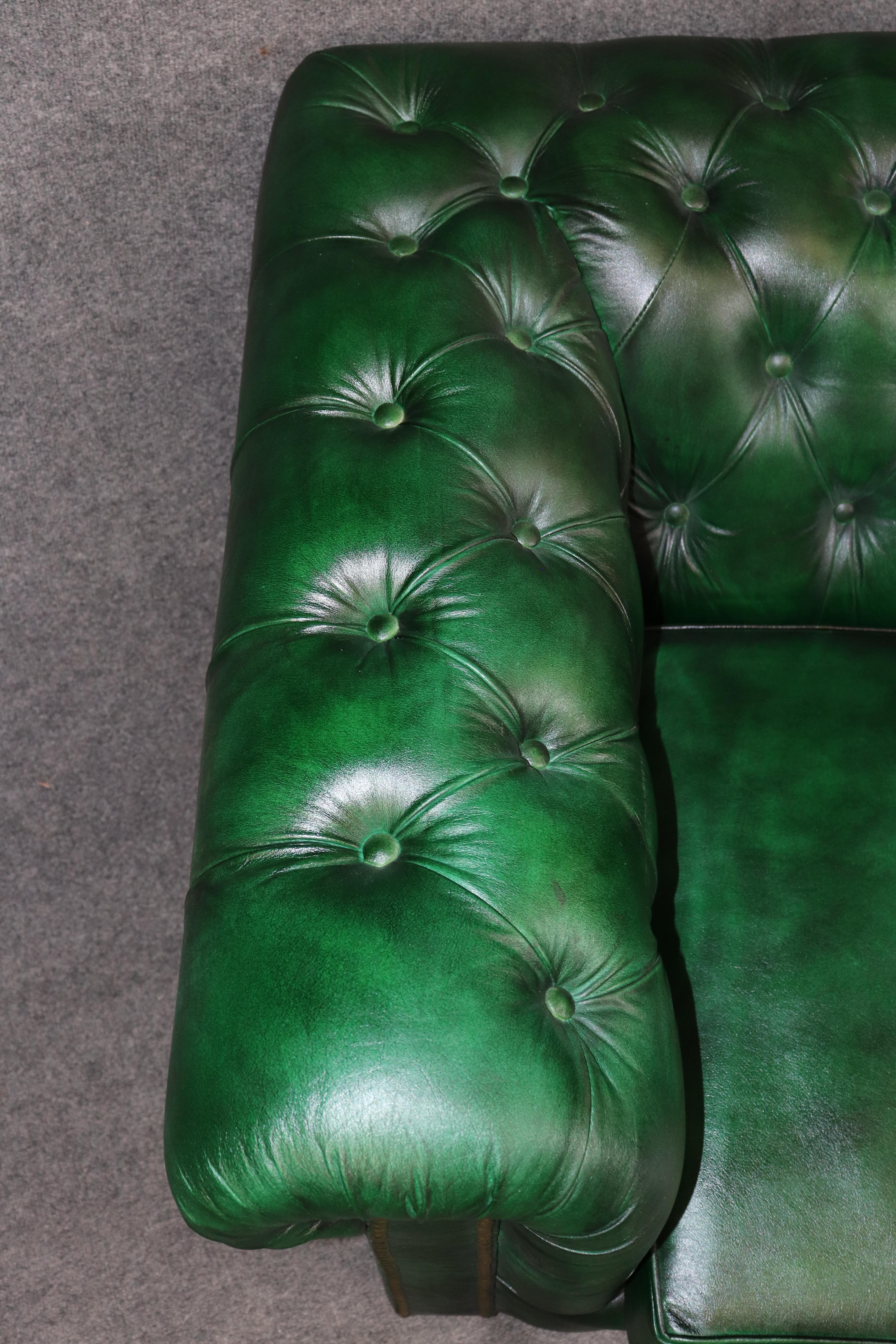 Coppia di poltrone Chesterfield tradizionali inglesi con inserti di colore verde smeraldo in vendita 5