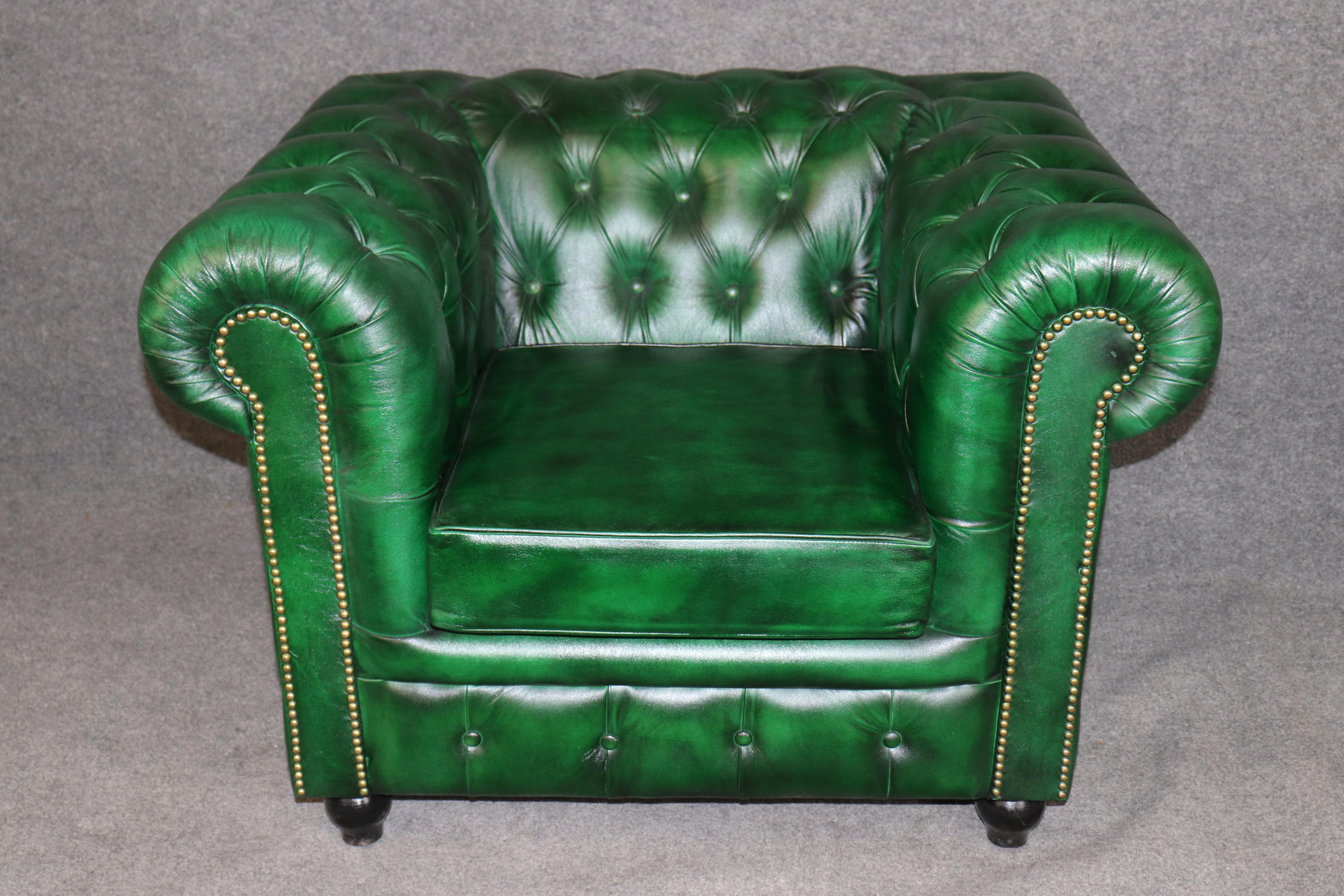 Coppia di poltrone Chesterfield tradizionali inglesi con inserti di colore verde smeraldo in vendita 7