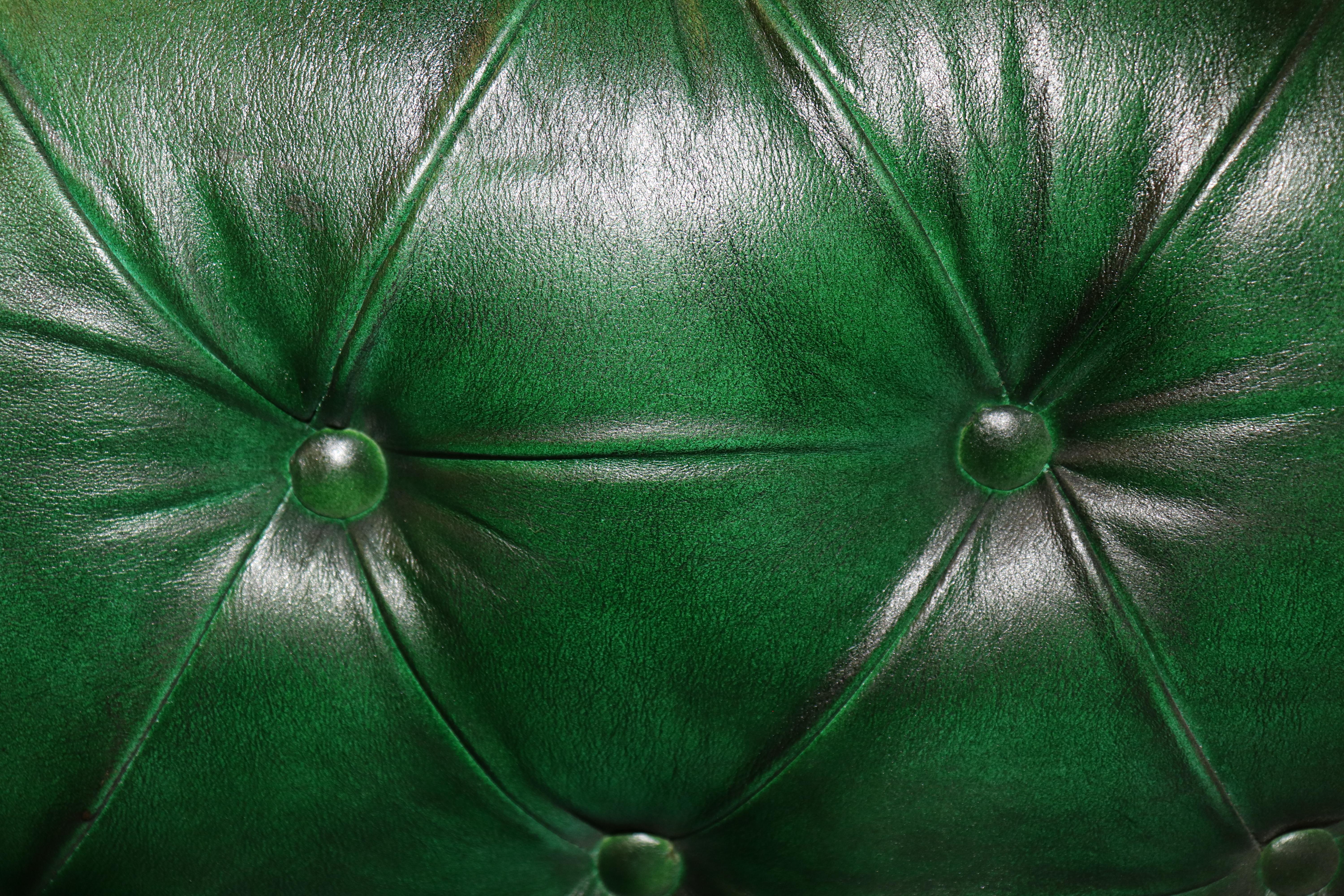 Coppia di poltrone Chesterfield tradizionali inglesi con inserti di colore verde smeraldo in vendita 8