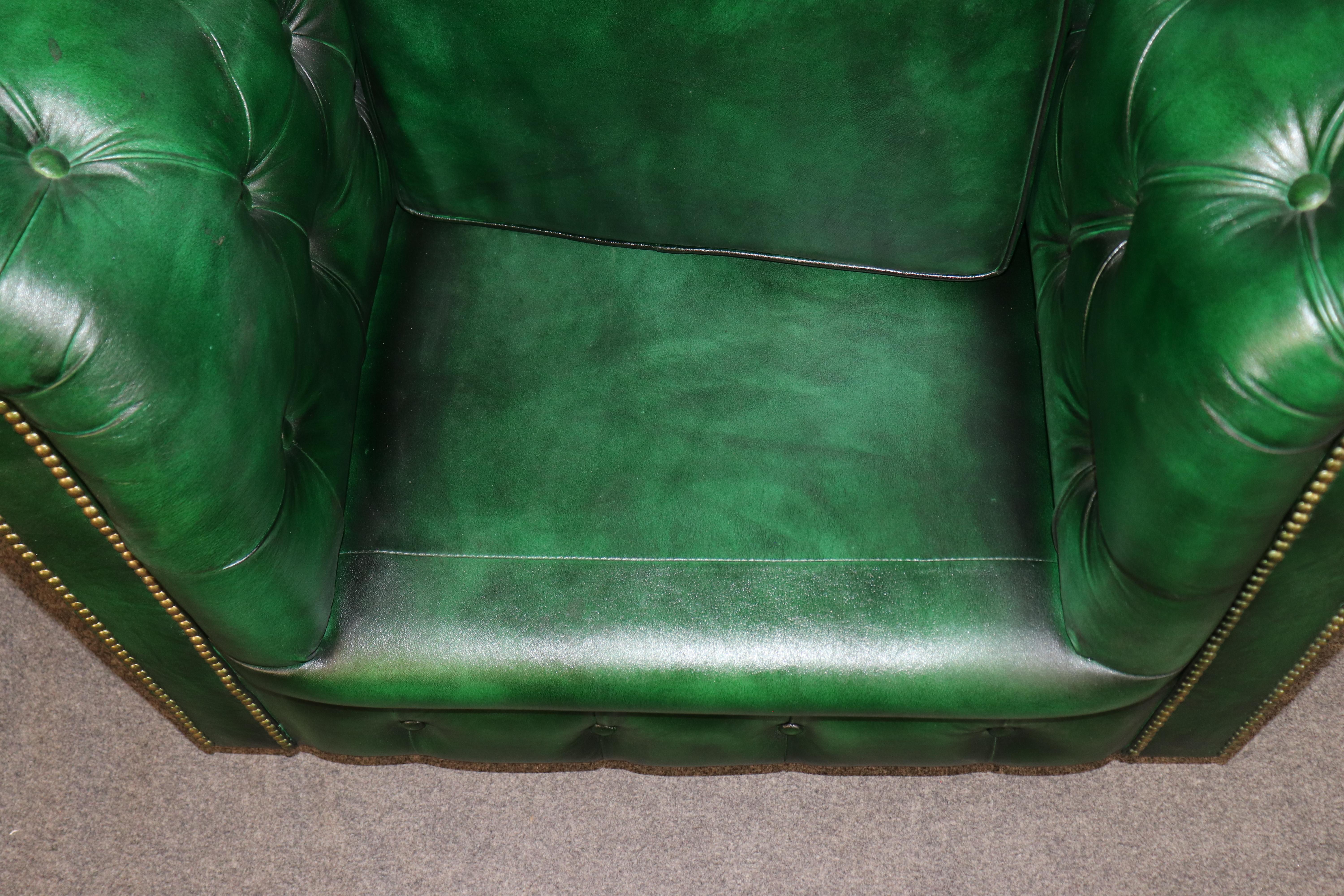Coppia di poltrone Chesterfield tradizionali inglesi con inserti di colore verde smeraldo in vendita 9