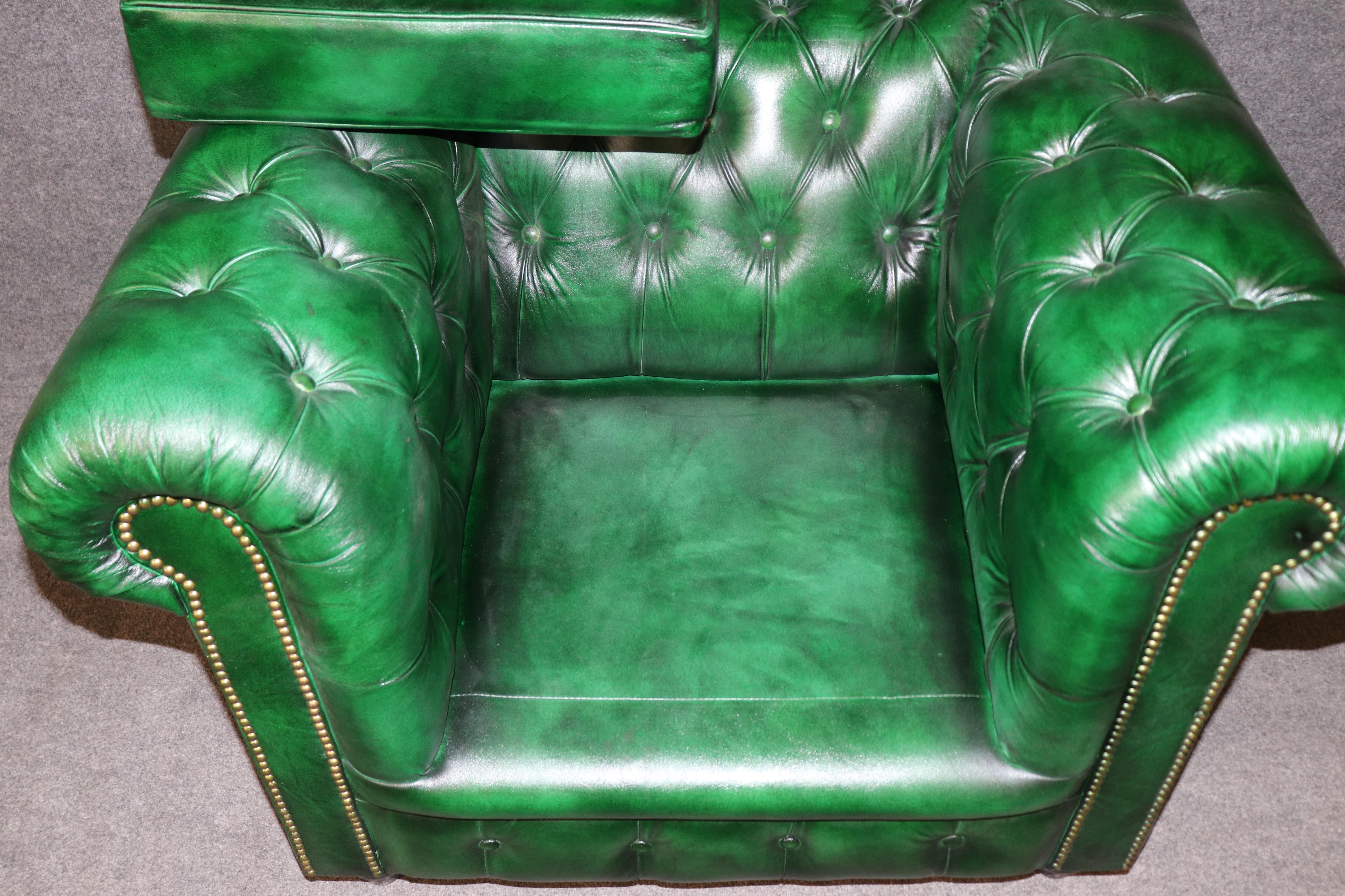 Coppia di poltrone Chesterfield tradizionali inglesi con inserti di colore verde smeraldo in vendita 10