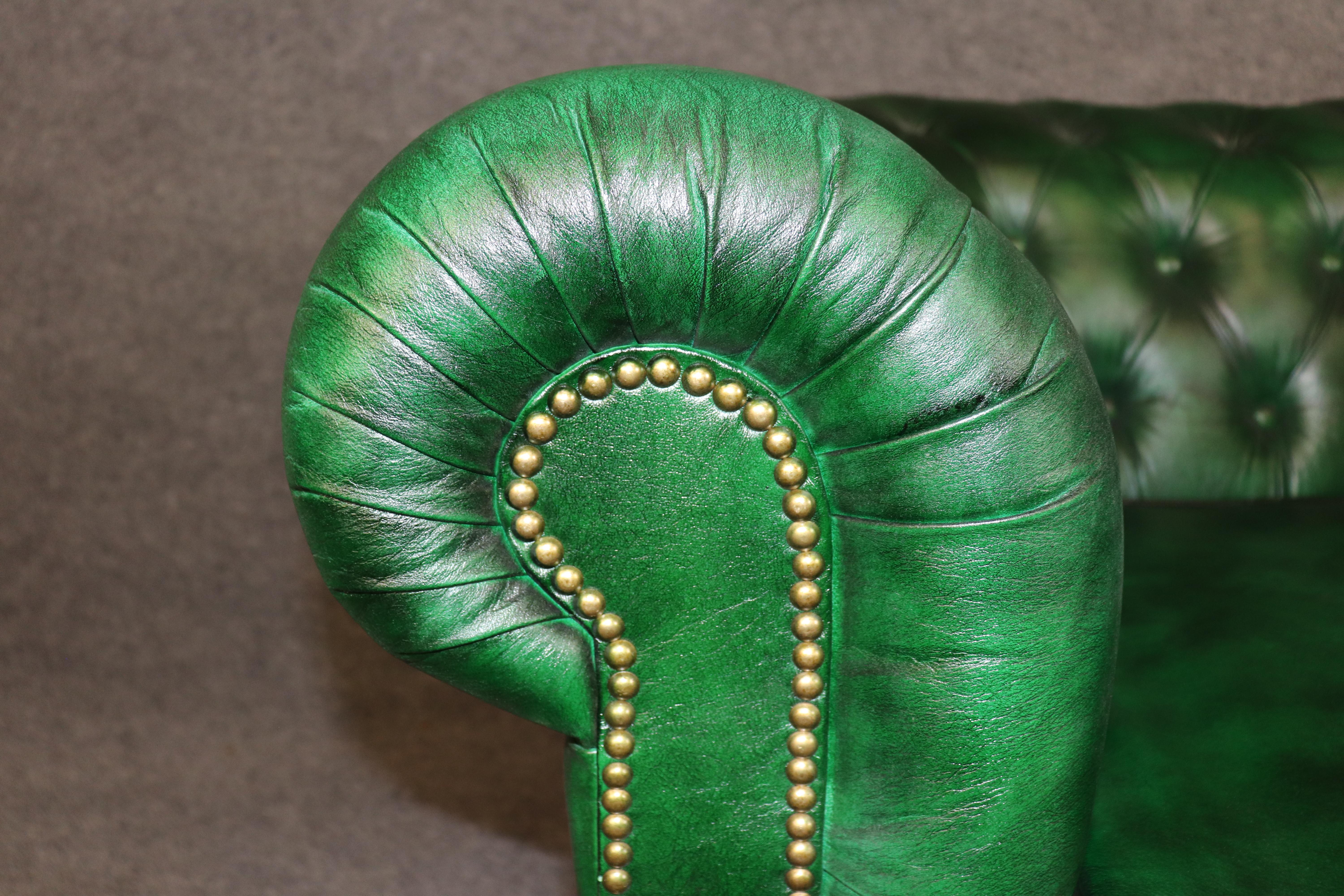 Coppia di poltrone Chesterfield tradizionali inglesi con inserti di colore verde smeraldo in vendita 11