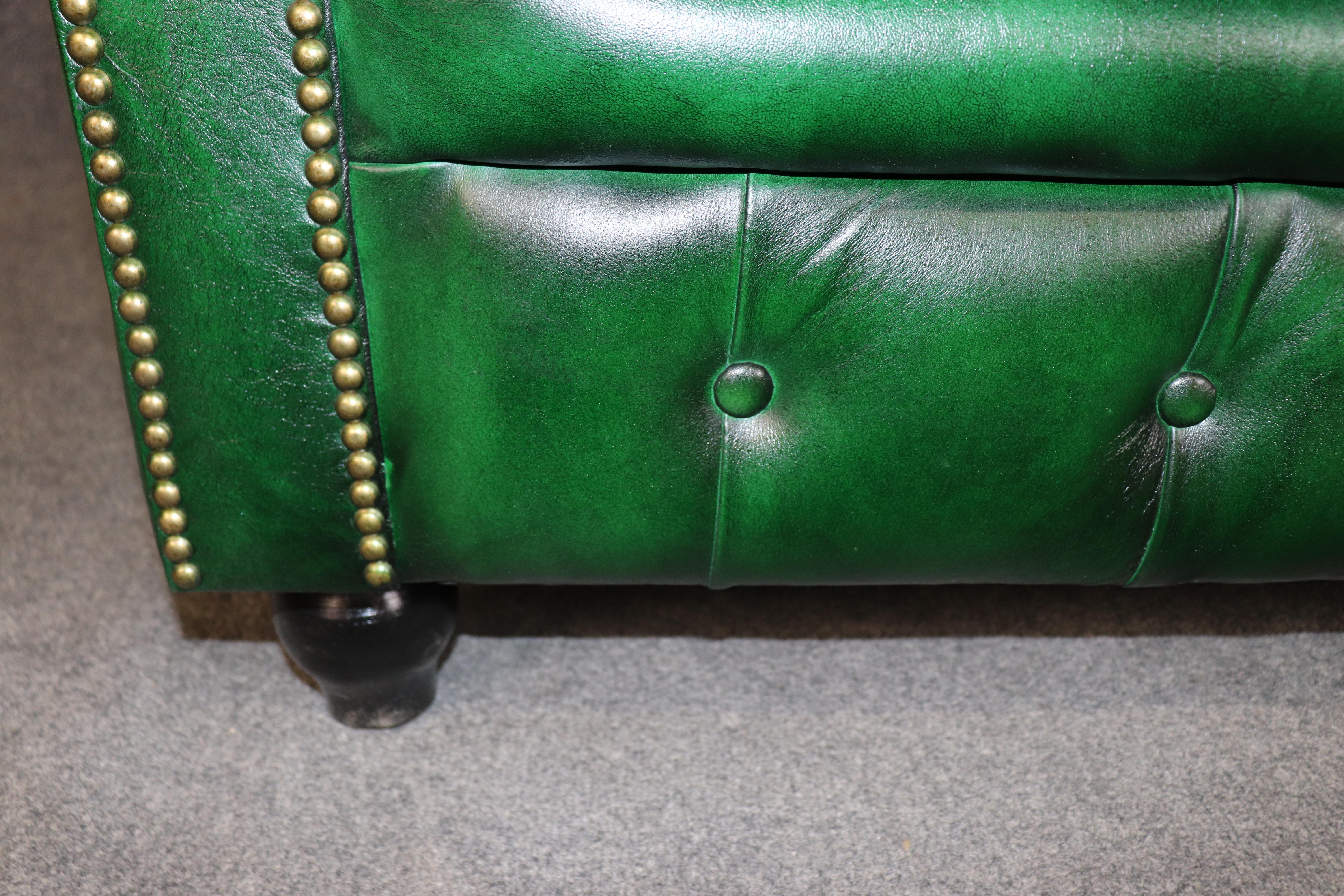 Coppia di poltrone Chesterfield tradizionali inglesi con inserti di colore verde smeraldo in vendita 12