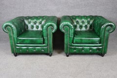 Paire de fauteuils club Chesterfield traditionnels en cuir touffeté sur mesure, de couleur vert émeraude