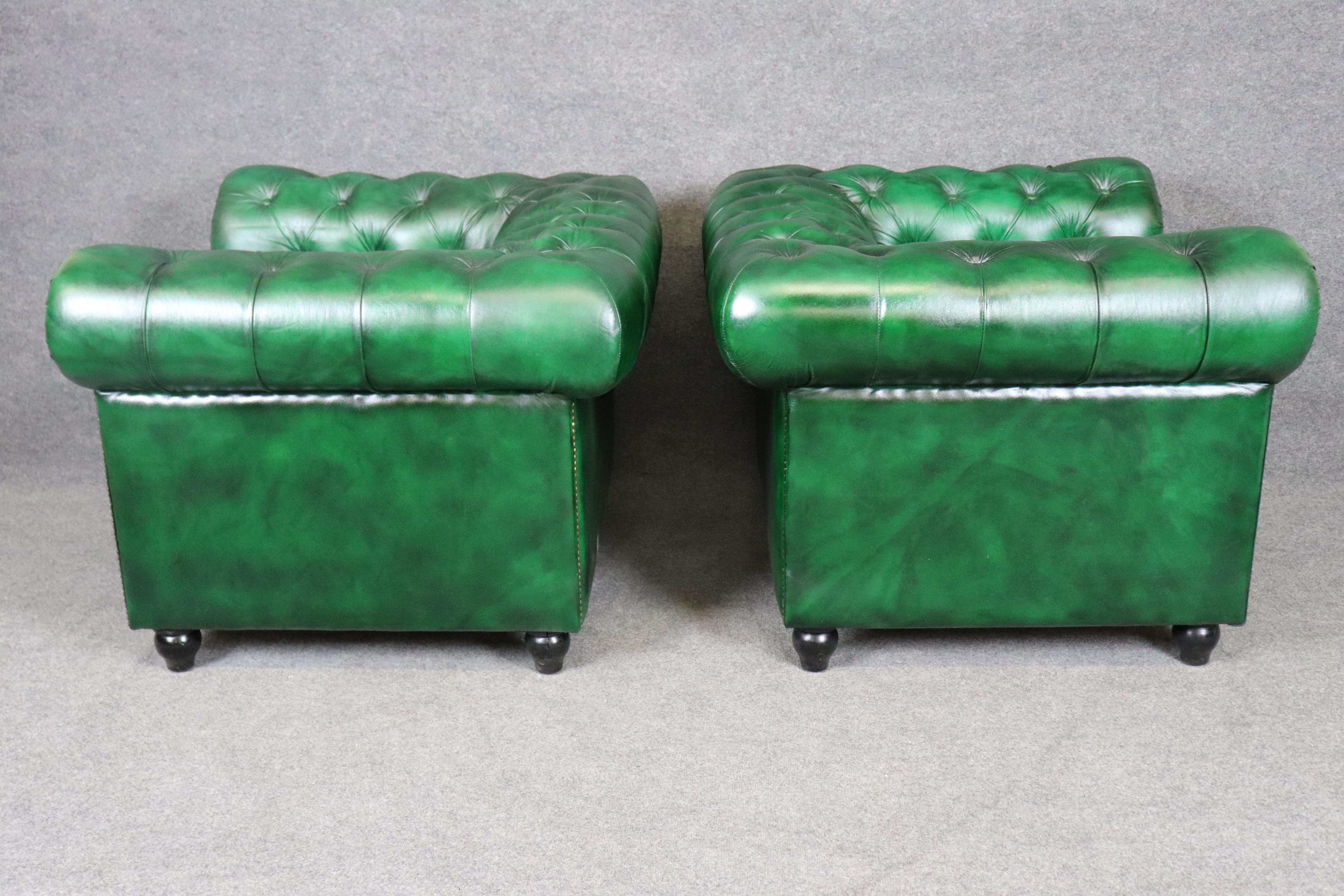 Coppia di poltrone Chesterfield tradizionali inglesi con inserti di colore verde smeraldo In condizioni buone in vendita a Swedesboro, NJ