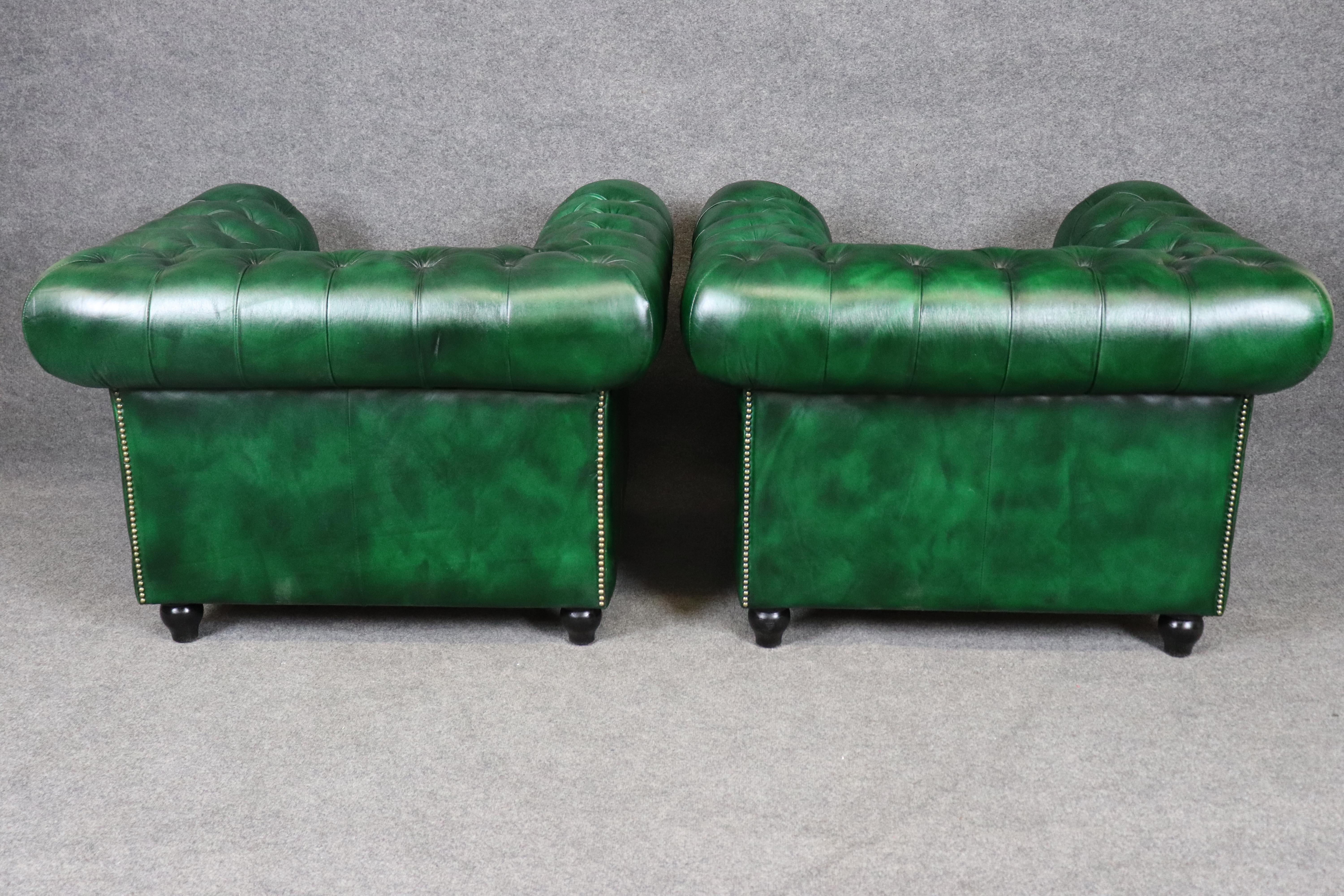 XXI secolo e contemporaneo Coppia di poltrone Chesterfield tradizionali inglesi con inserti di colore verde smeraldo in vendita