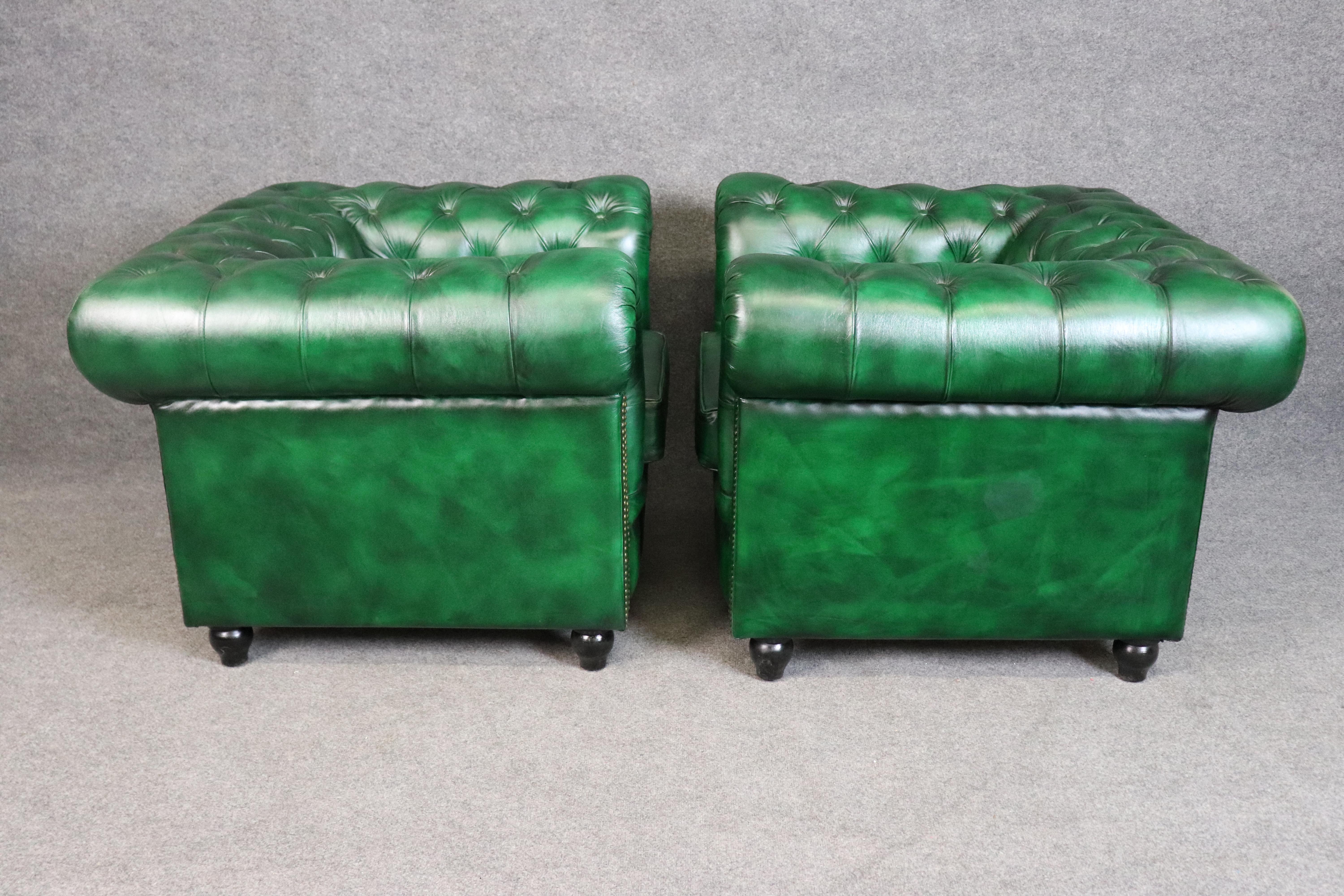 Pelle Coppia di poltrone Chesterfield tradizionali inglesi con inserti di colore verde smeraldo in vendita