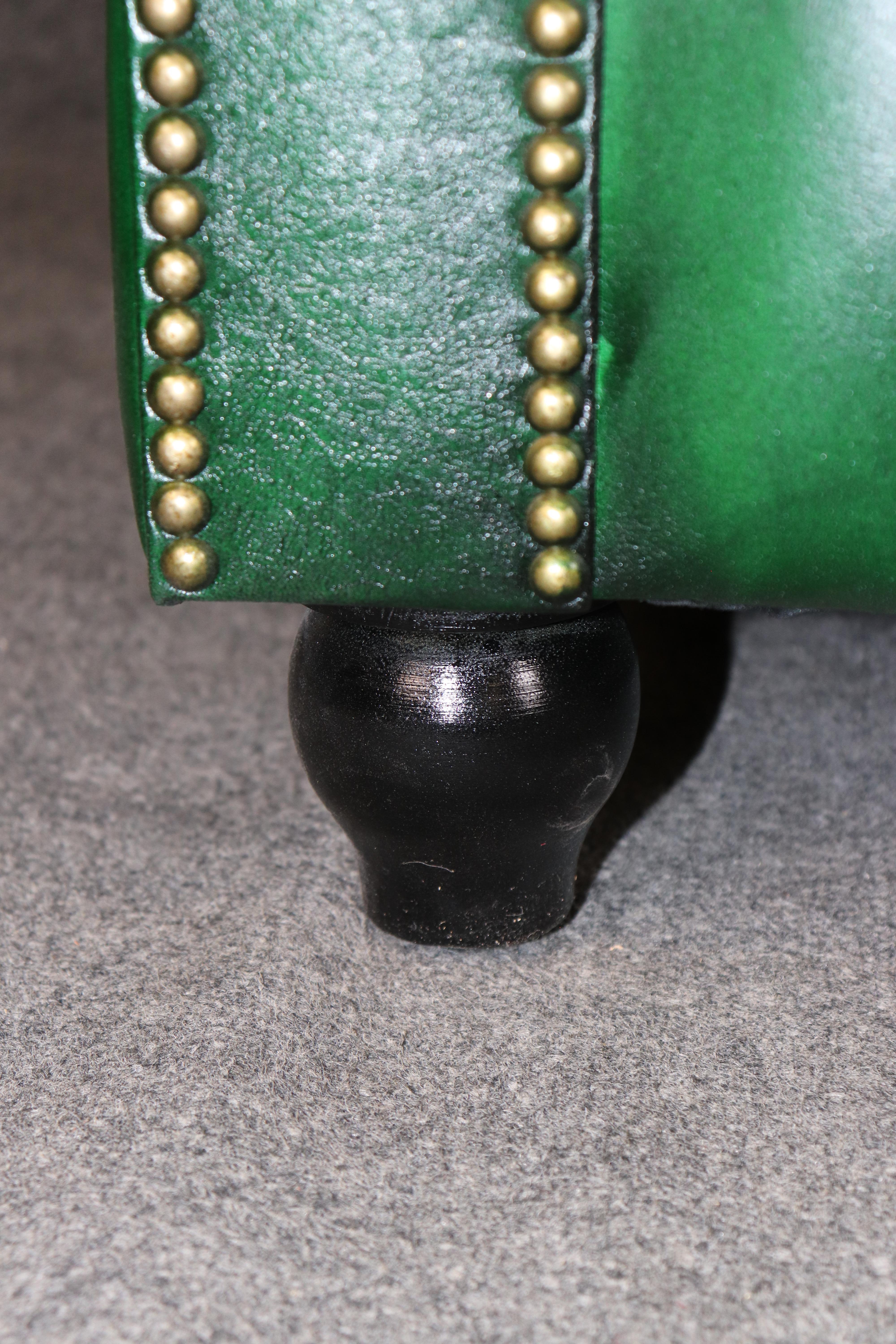Coppia di poltrone Chesterfield tradizionali inglesi con inserti di colore verde smeraldo in vendita 1