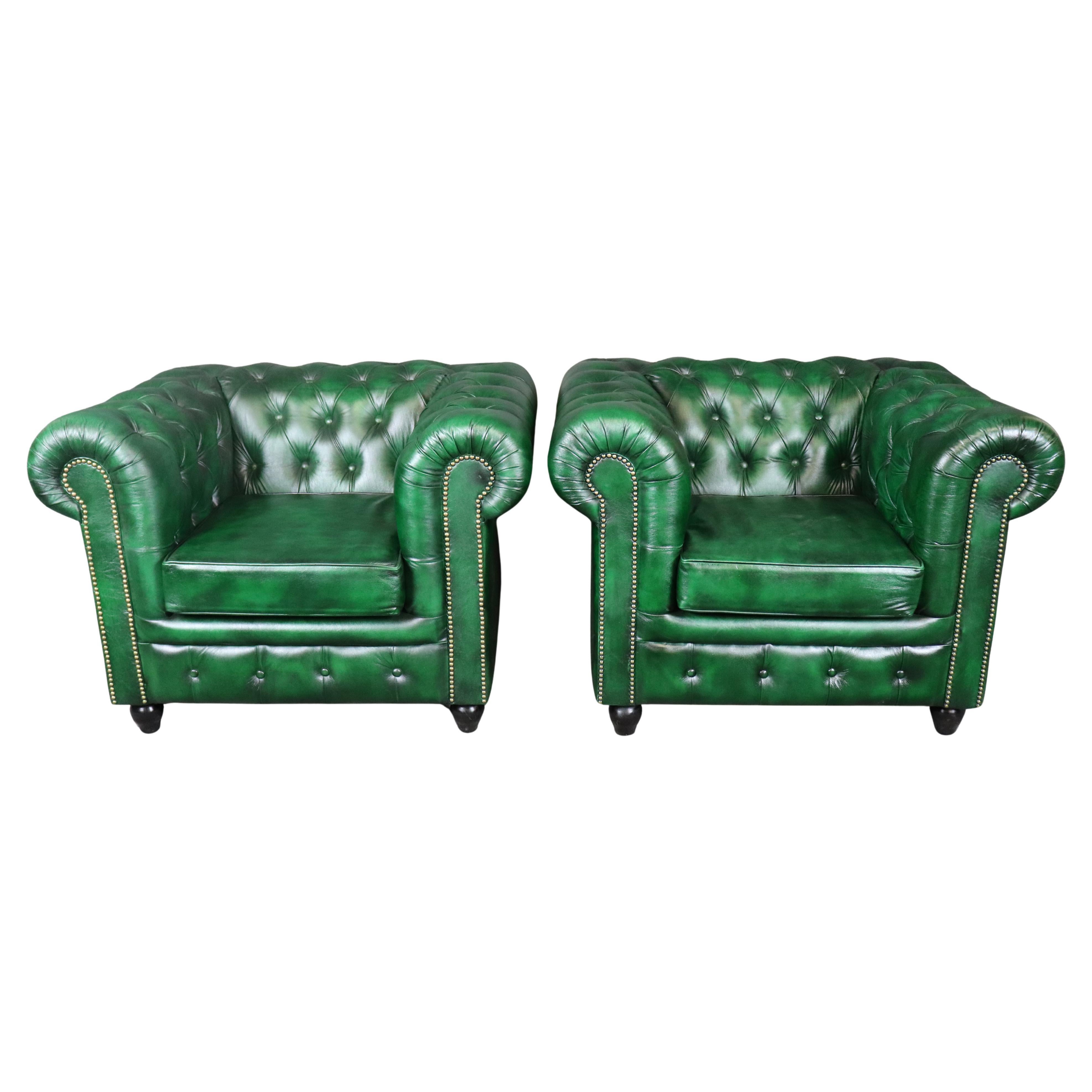 Paire de fauteuils club Chesterfield traditionnels anglais touffetés vert émeraude
