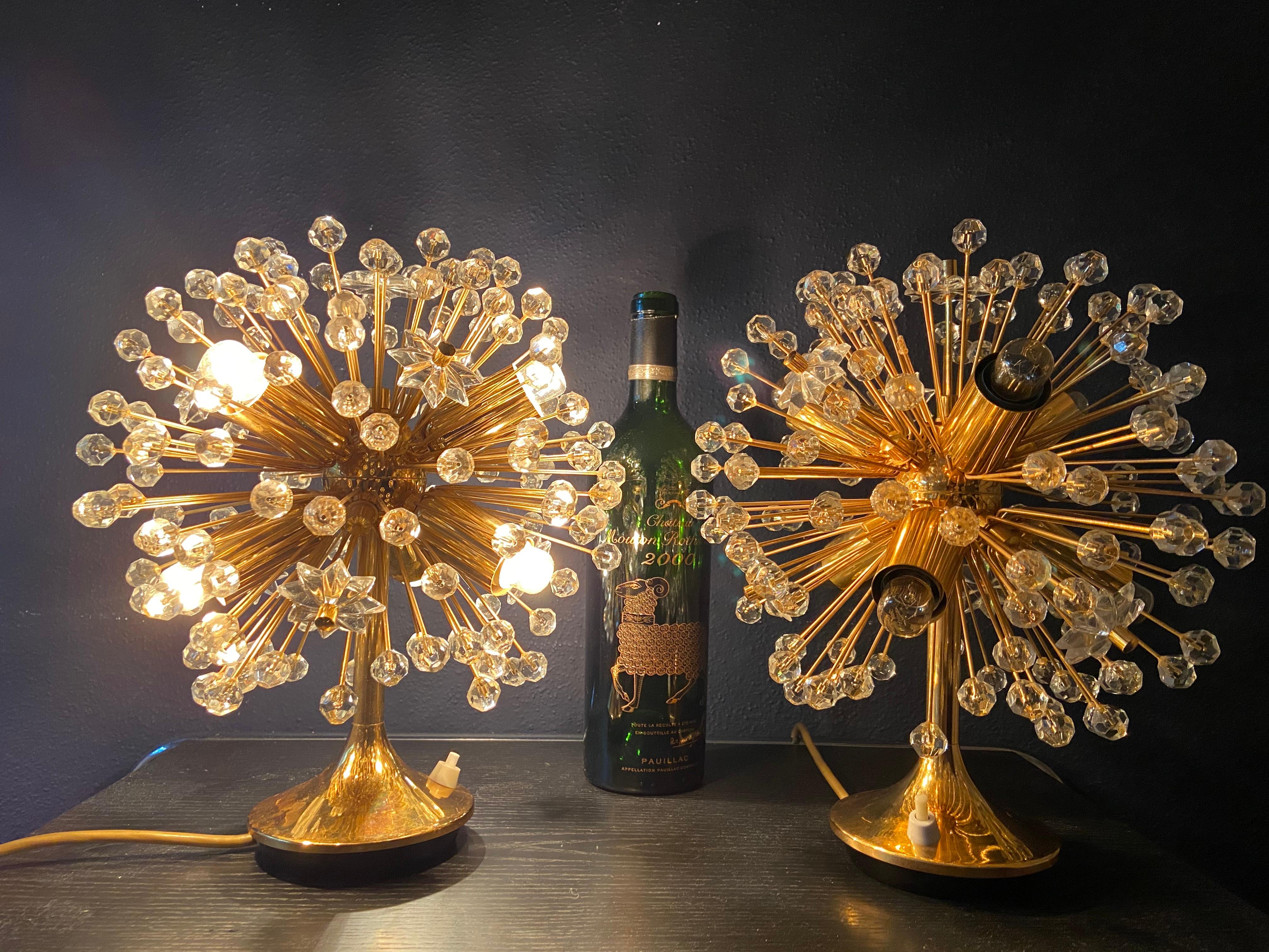 Cette paire spectaculaire de lampes de table étincelantes d'Emil Stejnar est vraiment une trouvaille rare et un plaisir absolu pour les yeux.

Posée sur des socles en laiton doré, chaque lampe contient 6 ampoules (incluses) qui se trouvent dans une