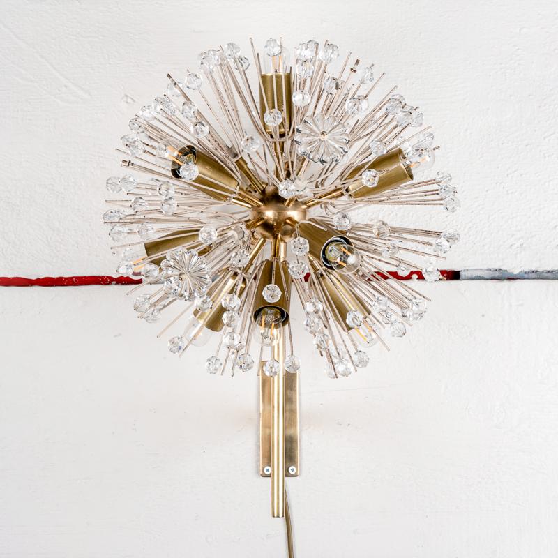 Coppia di appliques di Emil Stejnar in ottone dorato e vetro completamente restaurato, condizioni vintage.

Austria intorno al 1960.

Altezza 43 cm - 17 po
Larghezza 34 cm - 13 po