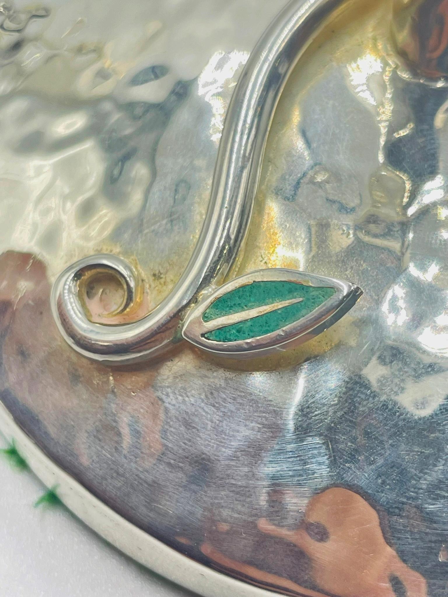 Pair of Emilia Castillo Silver-Plated Candlesticks with Emerald Stone Inlay in vendita 3