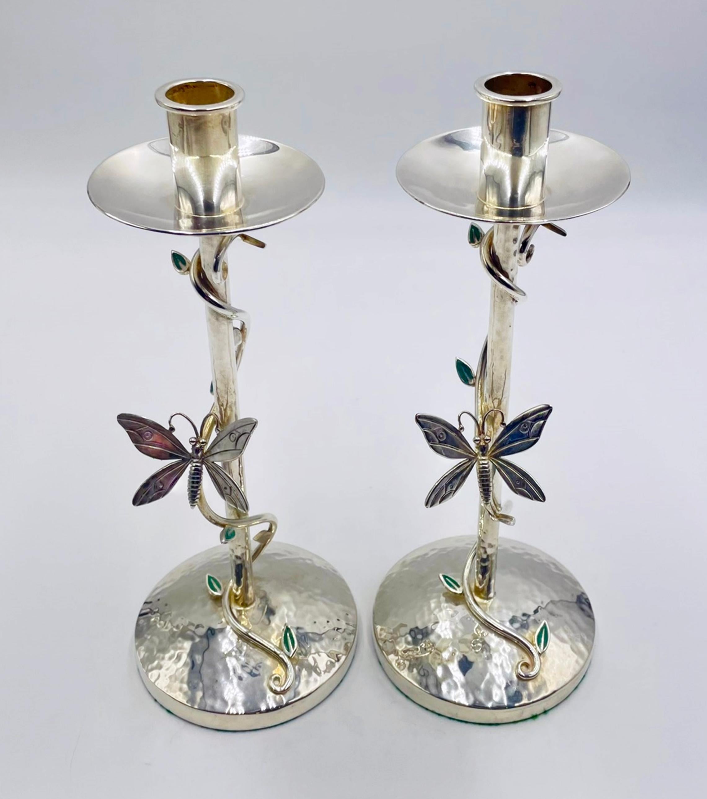 Mid-Century moderno Pair of Emilia Castillo Silver-Plated Candlesticks with Emerald Stone Inlay in vendita