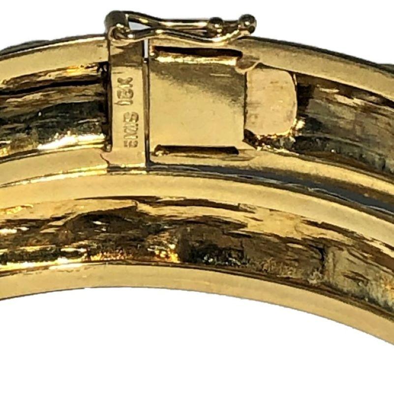 Paire de bracelets jonc assortis Emis Beros en or 18 carats à motif floral en vente 1
