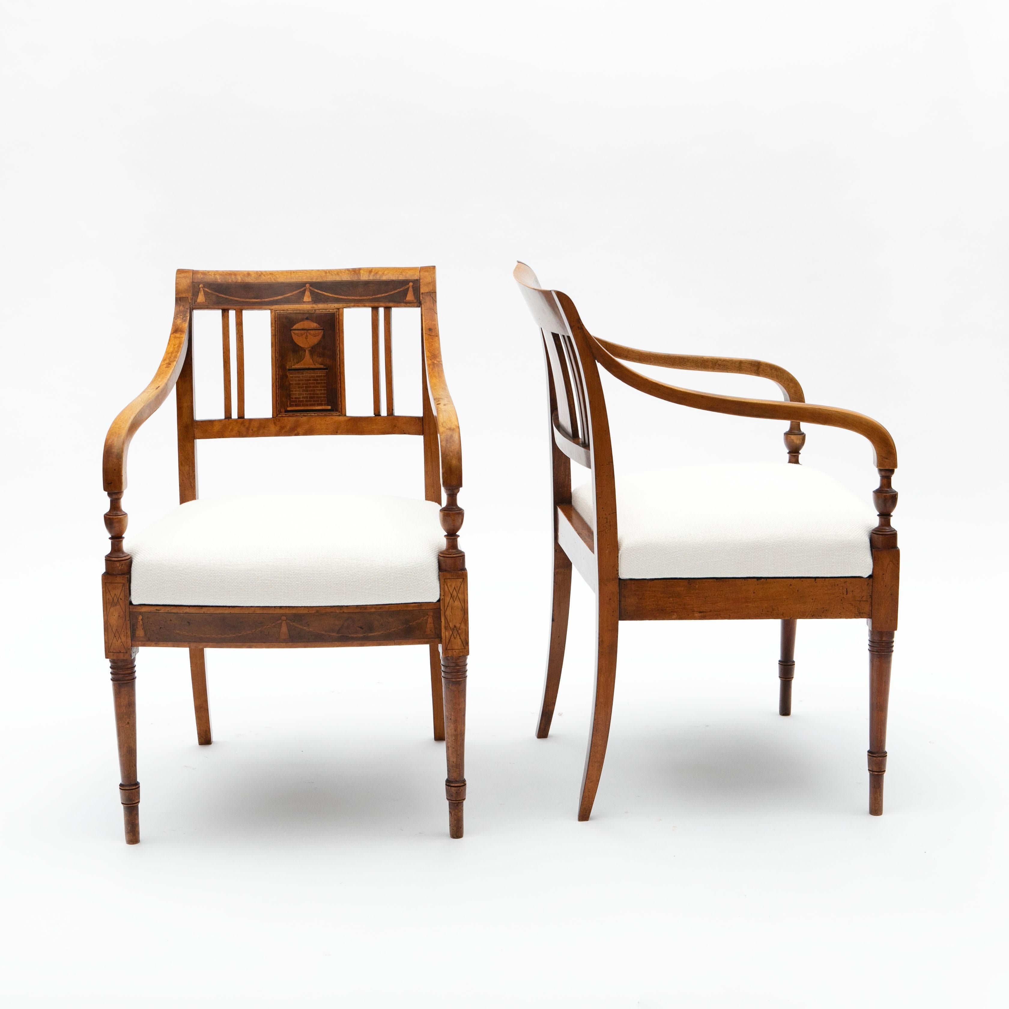 Danois Paire de fauteuils Empire en bouleau et acajou avec incrustations et tapisserie en lin ivoire en vente
