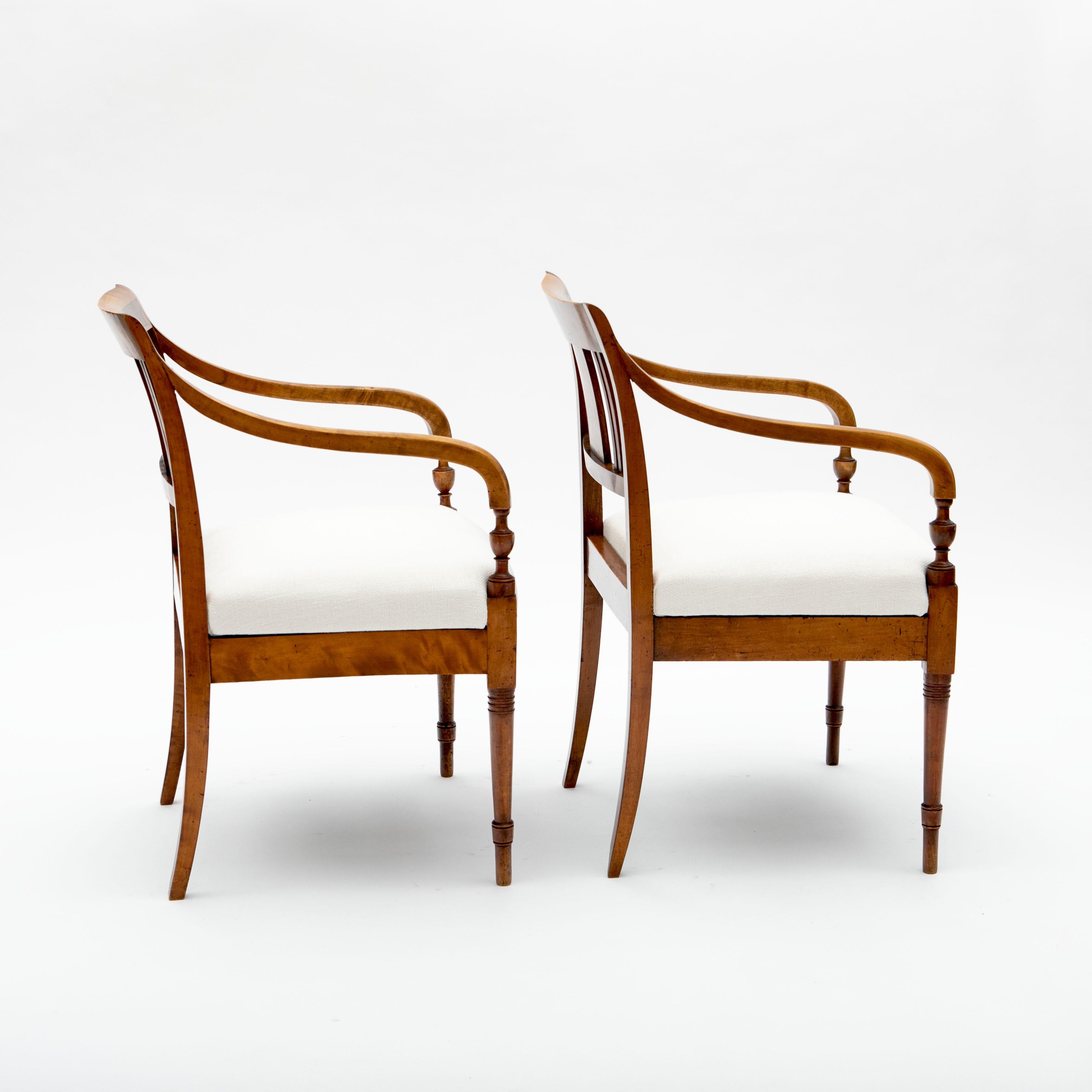Paire de fauteuils Empire en bouleau et acajou avec incrustations et tapisserie en lin ivoire Bon état - En vente à Kastrup, DK