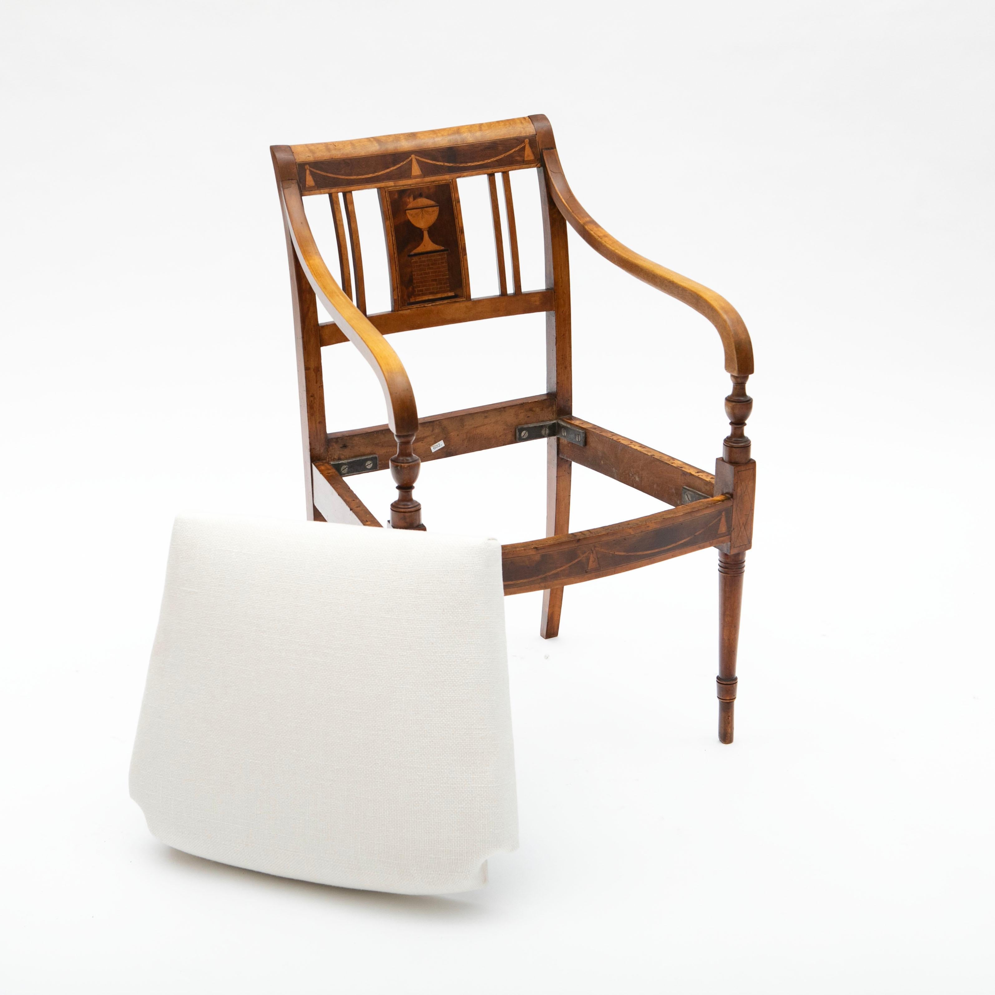 Tissu Paire de fauteuils Empire en bouleau et acajou avec incrustations et tapisserie en lin ivoire en vente