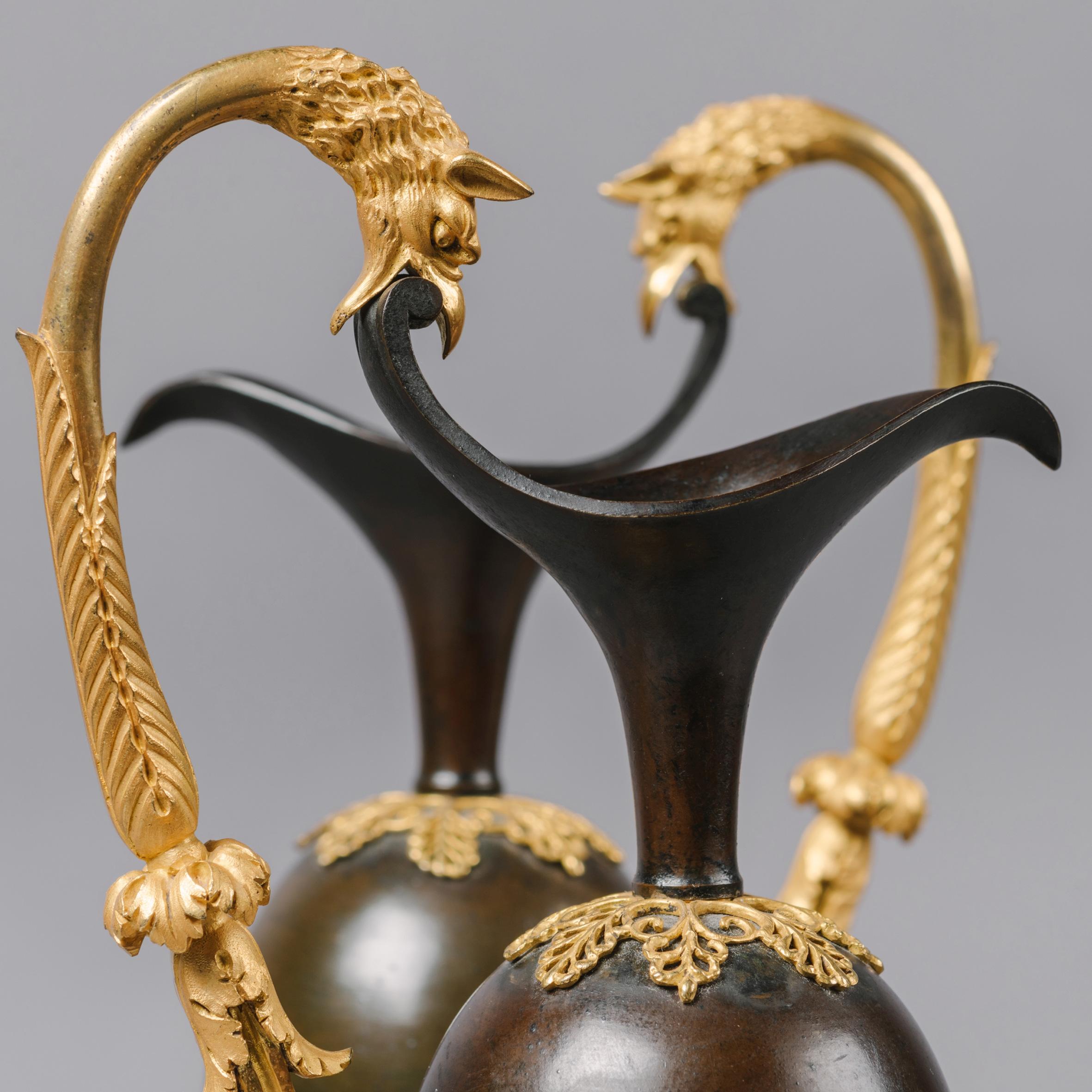 Paar Empire-Bronzeeimer in der Art von Claude Galle (Patiniert) im Angebot