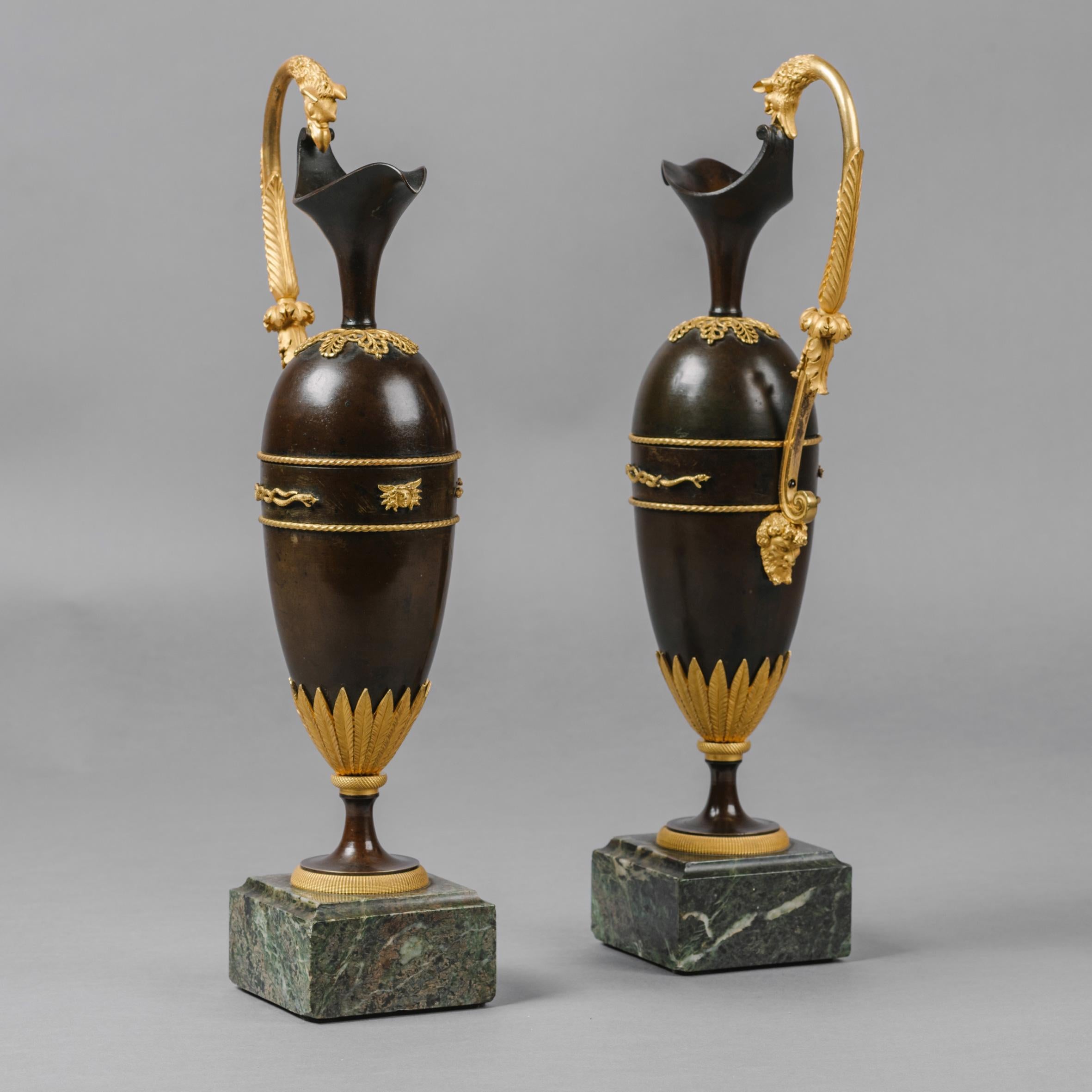 Une belle paire d'aiguières empire en bronze doré et patiné à la manière de Claude Galle.

Français, vers 1820.