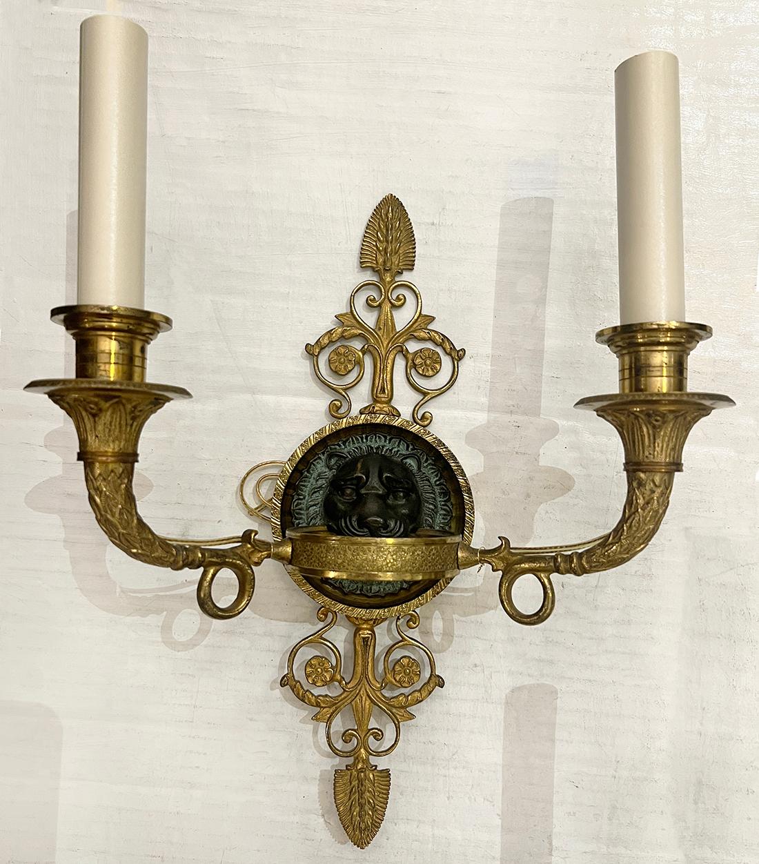 Coppia di appliques Impero francese del 1900 circa con motivo a testa di leone.

Misure:
Altezza: 13