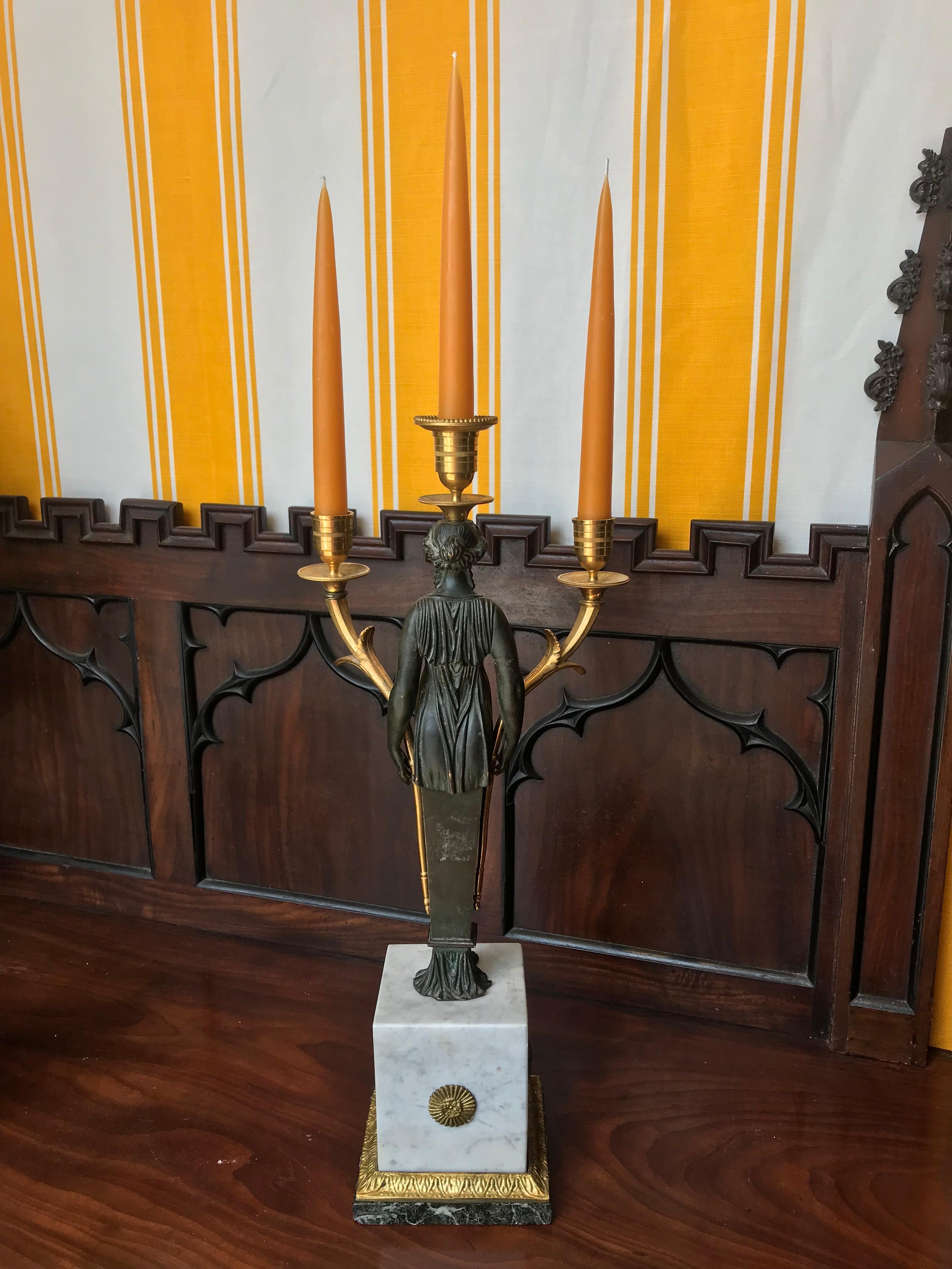 Français Paire de candélabres Empire en bronze doré et bronze patiné et marbre en vente