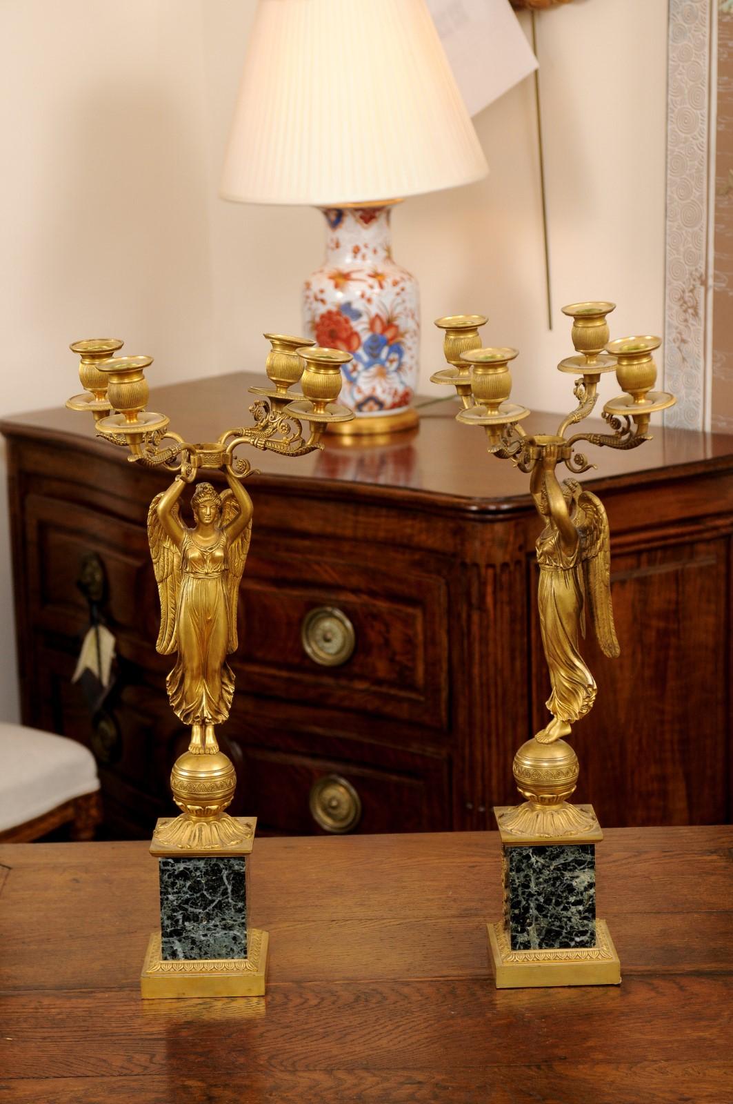Paar Empire-Kandelaber mit grünen Marmorsockeln und 4 Kerzenständern (19. Jahrhundert) im Angebot