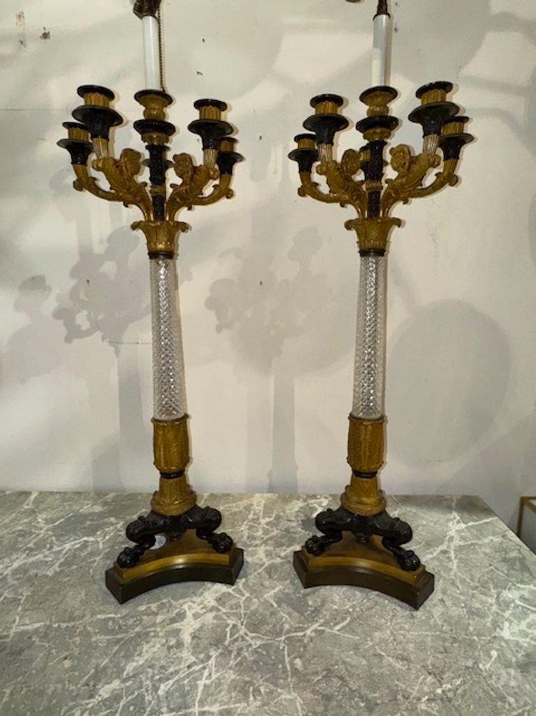 Pareja de candelabros de bronce y cristal del Imperio francés del siglo XIX. Alrededor de 1860. ¡Un buen complemento para cualquier hogar! 31Al x 12An