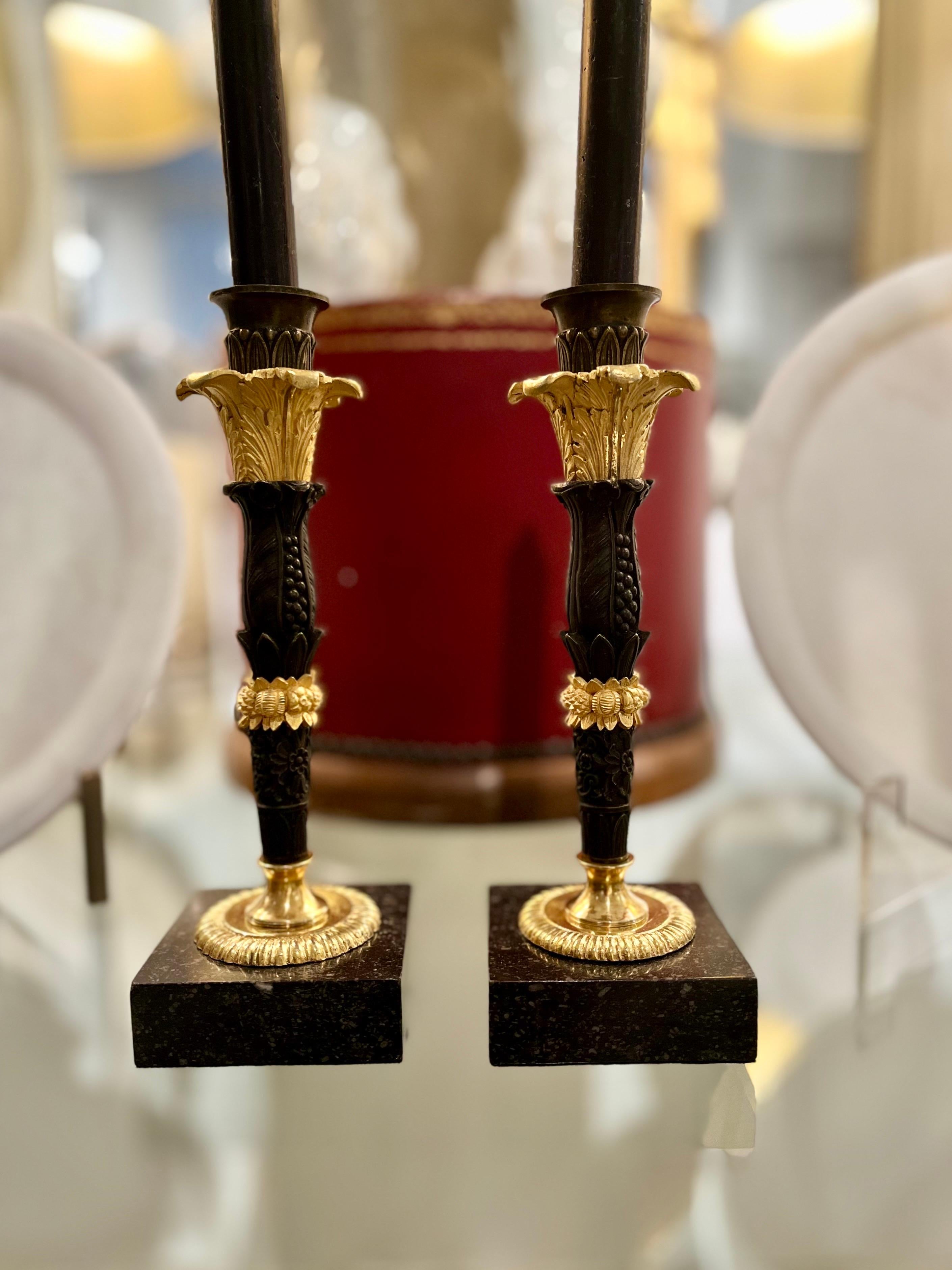 Pareja de candeleros imperio, bronce pavonado y dorado 3