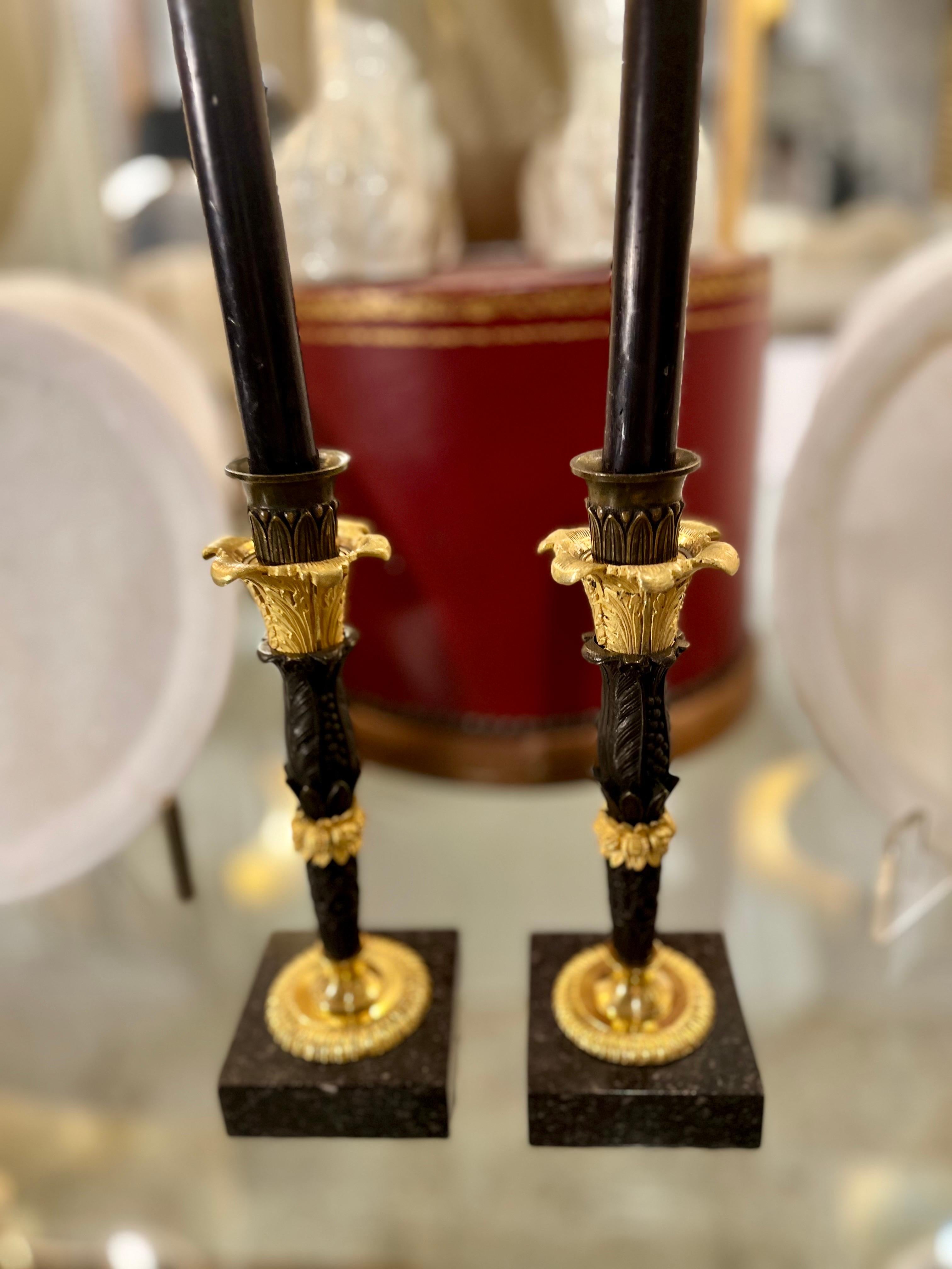 Pareja de candeleros imperio, bronce pavonado y dorado 4