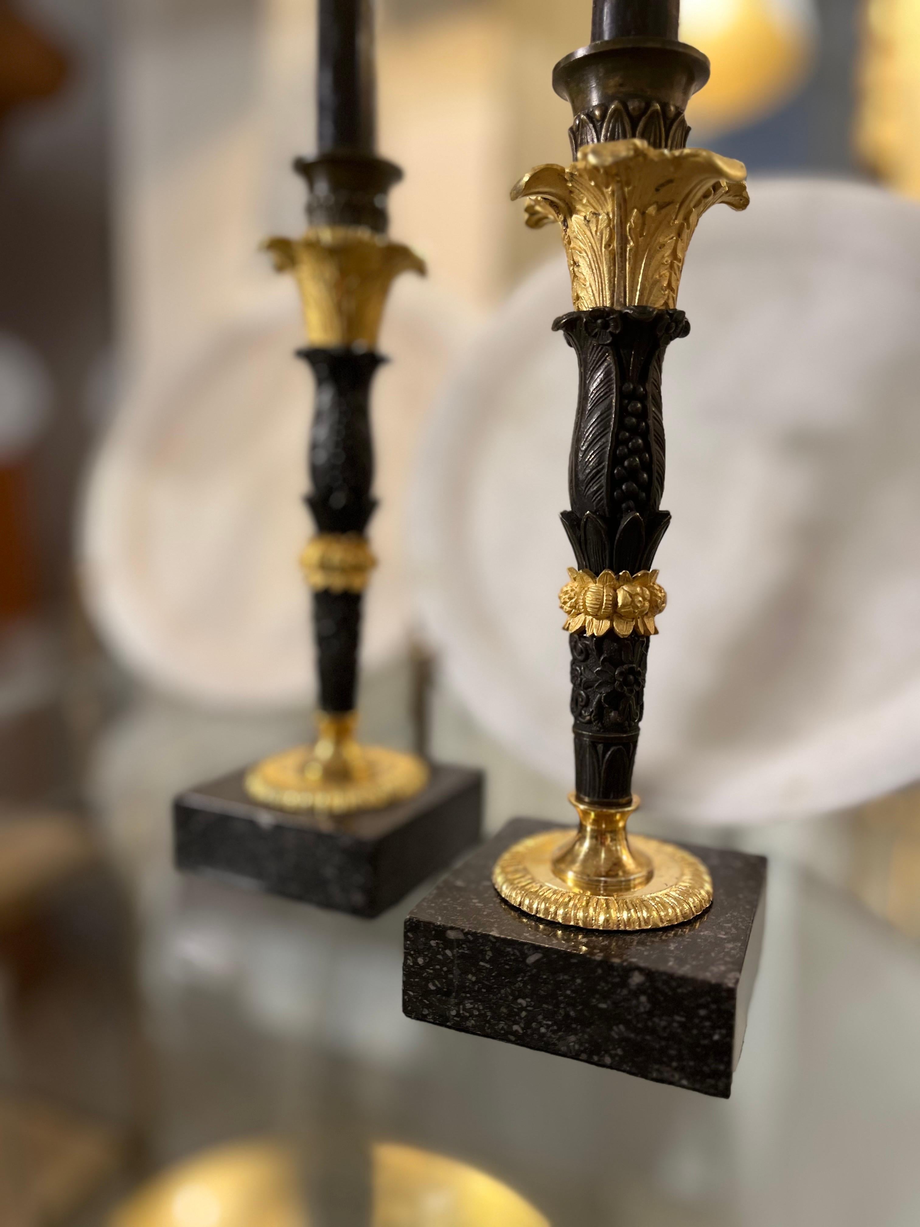 Pareja de candeleros imperio, bronce pavonado y dorado 6